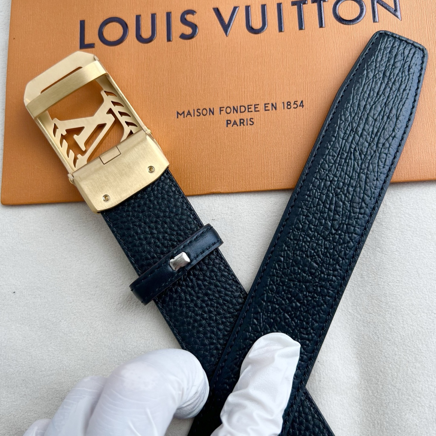 🎐 Louis Vuitton 🎐(路易·威登) 采用鲨鱼纹面togo纹底➕精品纯钢扣头打造 柔软细腻,时尚休闲易搭配, 🎐 Louis Vuitton 🎐(路易·威登) 采用鲨鱼纹面togo纹底➕精品纯钢扣头打造 柔软细腻,时尚休闲易搭配,