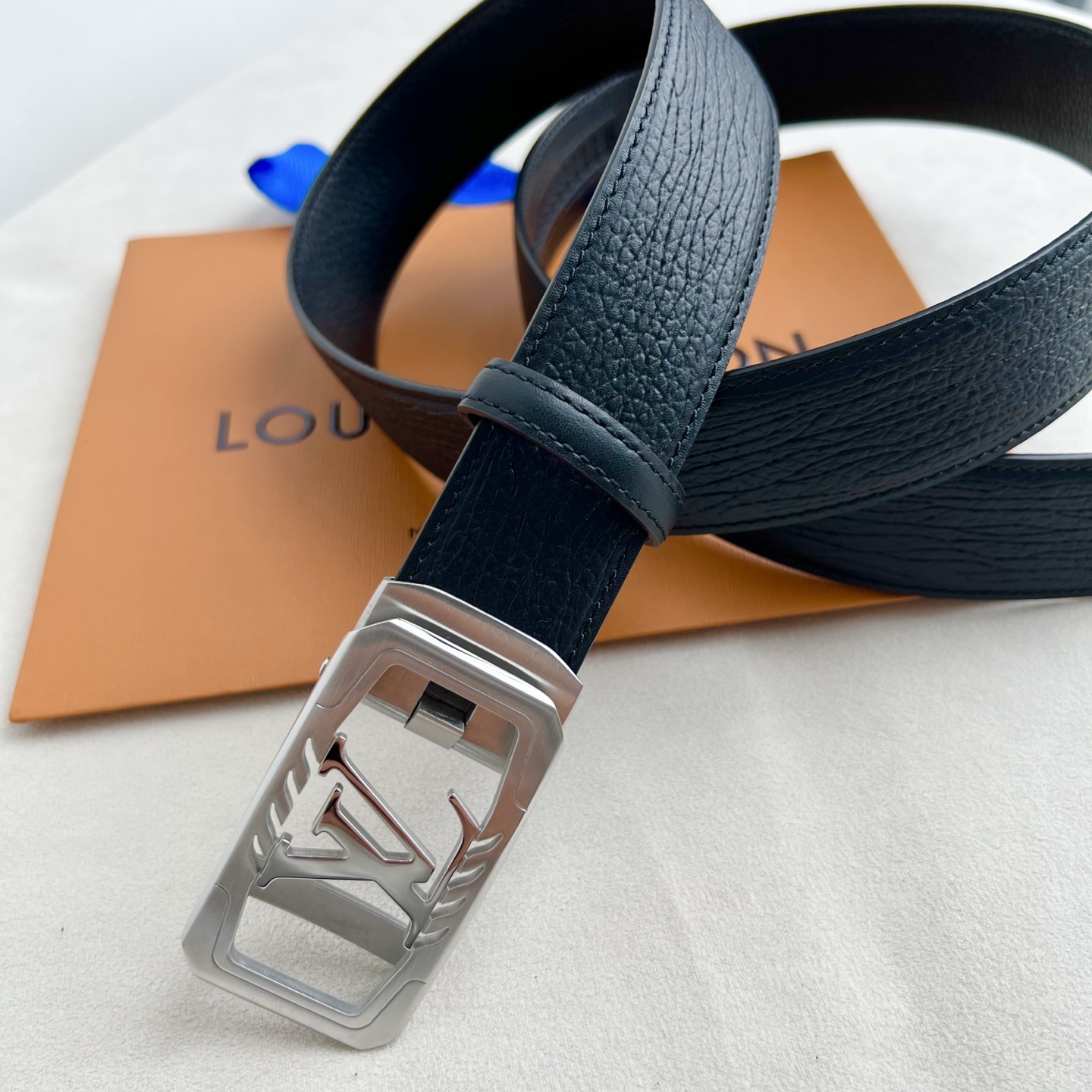 🎐 Louis Vuitton 🎐(路易·威登) 采用鲨鱼纹面togo纹底➕精品纯钢扣头打造 柔软细腻,时尚休闲易搭配, 🎐 Louis Vuitton 🎐(路易·威登) 采用鲨鱼纹面togo纹底➕精品纯钢扣头打造 柔软细腻,时尚休闲易搭配,