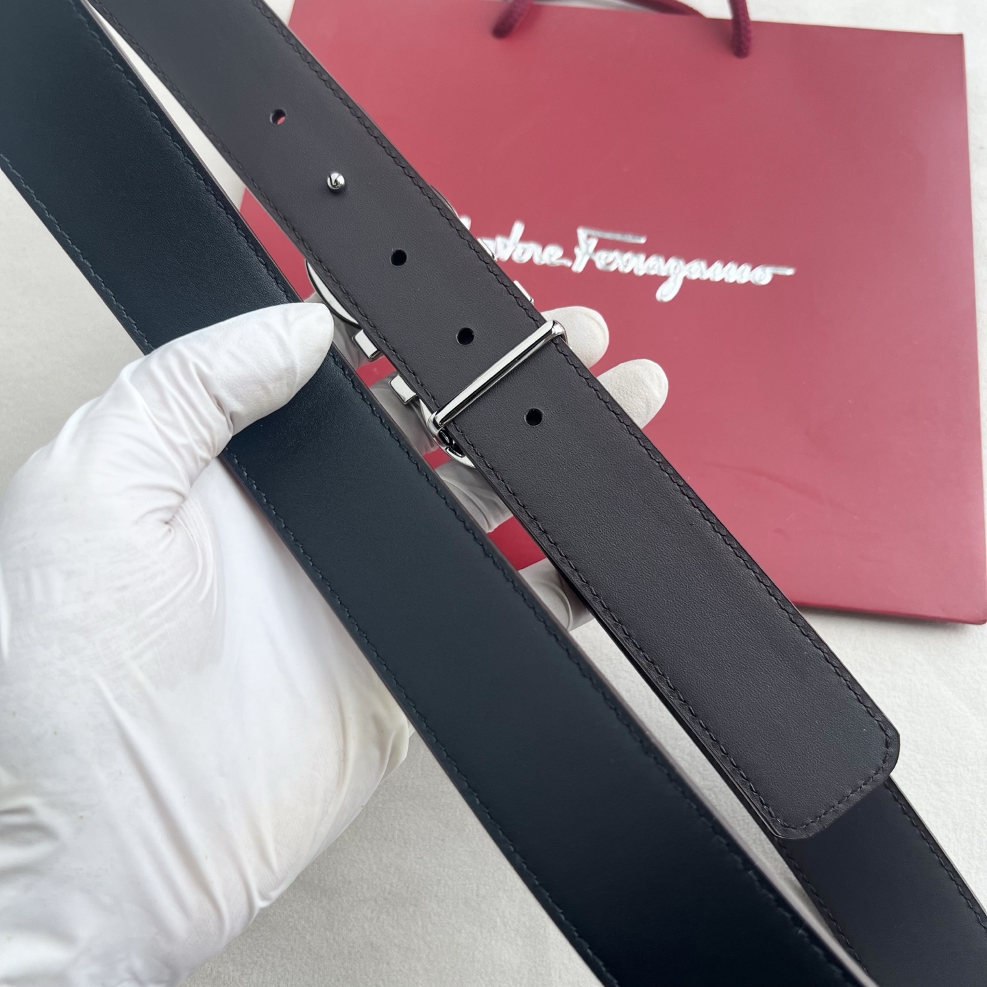 🎐 FERRAGAMO 🎐(菲拉格慕) 采用双面牛皮毛孔纹搭配平纹➕精品纯铜扣头打造 柔软细腻,双面可用,时尚休闲易搭配 🎐 FERRAGAMO 🎐(菲拉格慕) 采用双面牛皮毛孔纹搭配平纹➕精品纯铜扣头打造 柔软细腻,双面可用,时尚休闲易搭配