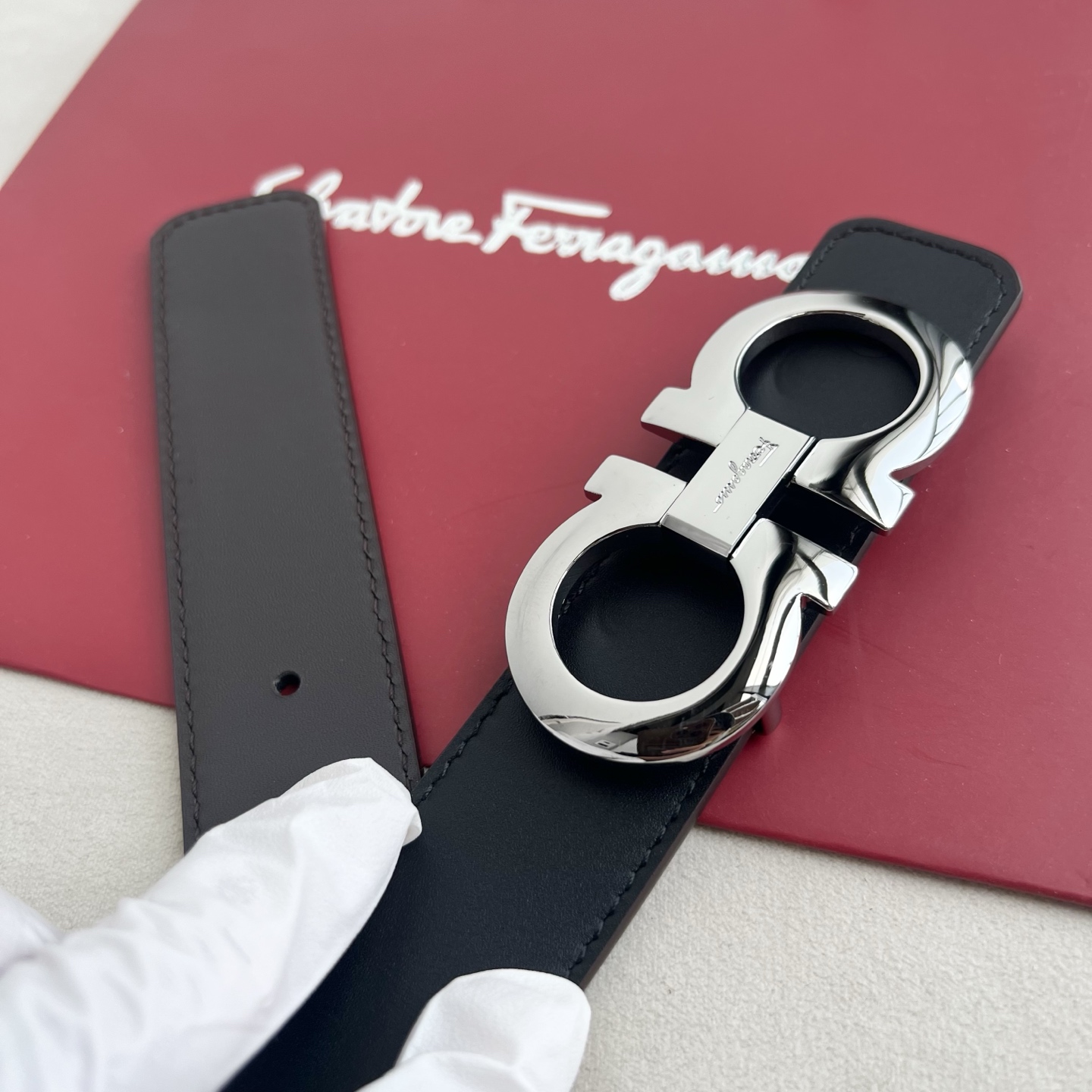 🎐 FERRAGAMO 🎐(菲拉格慕) 采用双面牛皮毛孔纹搭配平纹➕精品纯铜扣头打造 柔软细腻,双面可用,时尚休闲易搭配 🎐 FERRAGAMO 🎐(菲拉格慕) 采用双面牛皮毛孔纹搭配平纹➕精品纯铜扣头打造 柔软细腻,双面可用,时尚休闲易搭配