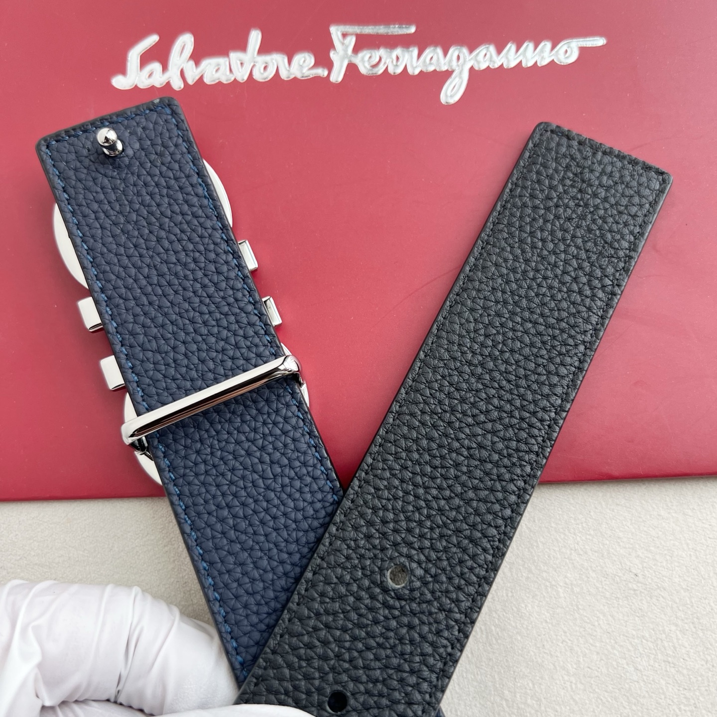 🎐 FERRAGAMO 🎐(菲拉格慕) 采用双面采用粒面togo纹➕精品纯铜扣头打造 柔软细腻,双面可用,时尚休闲易搭配 🎐 FERRAGAMO 🎐(菲拉格慕) 采用双面采用粒面togo纹➕精品纯铜扣头打造 柔软细腻,双面可用,时尚休闲易搭配