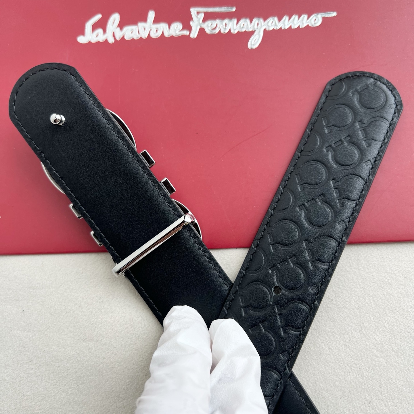 🎐 FERRAGAMO 🎐（菲拉格慕） 采用双面毛孔尾压小花➕精品纯铜扣头打造 柔软细腻，双面可用，时尚休闲易搭配，商务