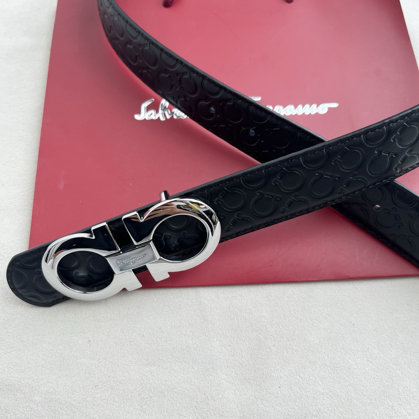 🎐 FERRAGAMO 🎐（菲拉格慕） 采用双面毛孔尾压小花➕精品纯铜扣头打造 柔软细腻，双面可用，时尚休闲易搭配，商务