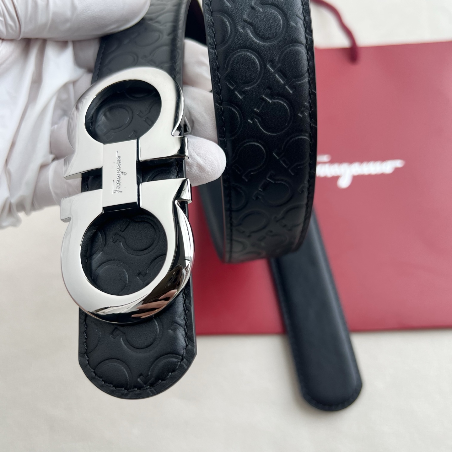 🎐 FERRAGAMO 🎐（菲拉格慕） 采用双面毛孔尾压小花➕精品纯铜扣头打造 柔软细腻，双面可用，时尚休闲易搭配，商务