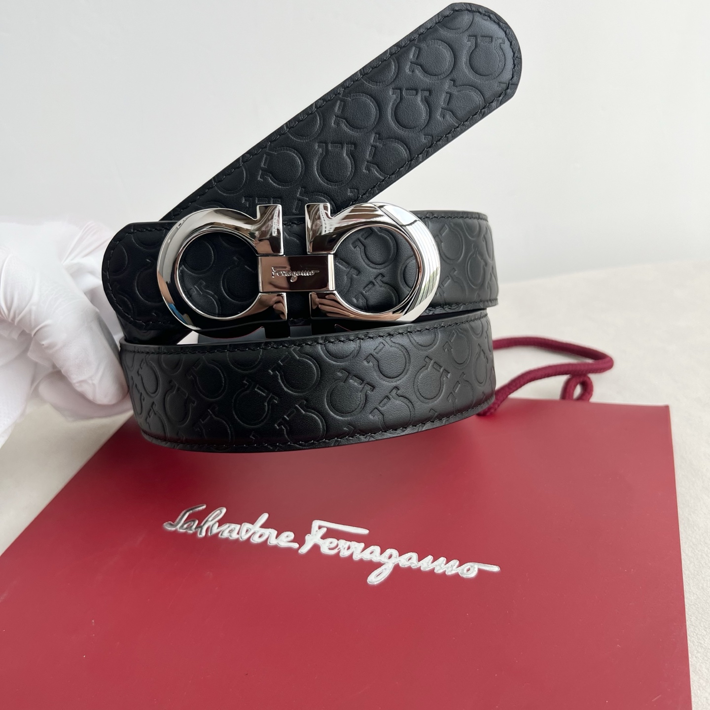 🎐 FERRAGAMO 🎐（菲拉格慕） 采用双面毛孔尾压小花➕精品纯铜扣头打造 柔软细腻，双面可用，时尚休闲易搭配，商务
