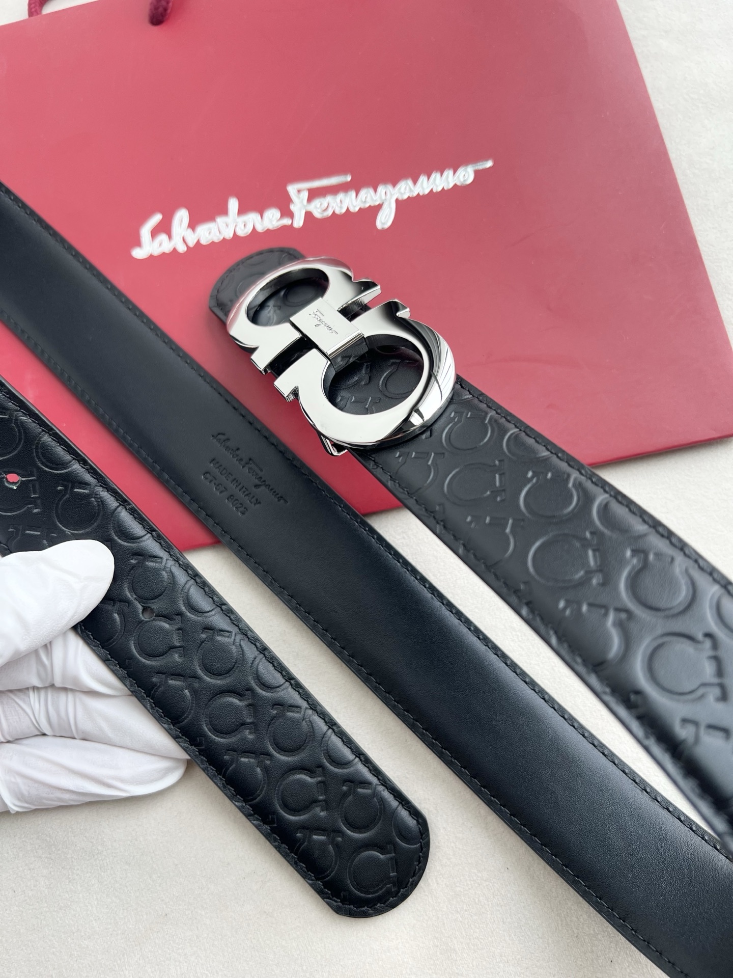 🎐 FERRAGAMO 🎐（菲拉格慕） 采用双面毛孔尾压小花➕精品纯铜扣头打造 柔软细腻，双面可用，时尚休闲易搭配，商务