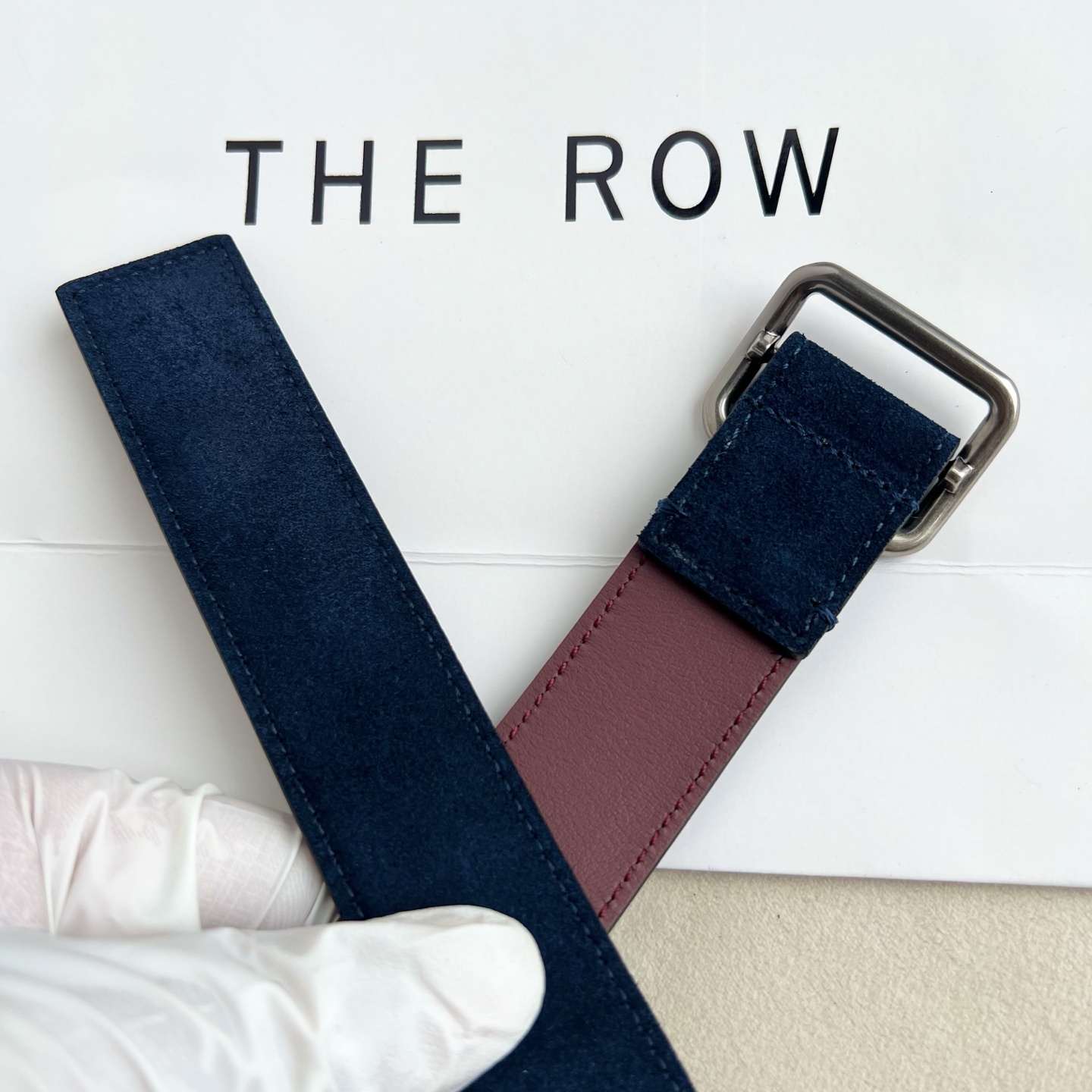 THE ROW。反绒真皮腰带！穿搭配饰必备！简约不简单，慵懒大气！不管日常穿搭，还是工作配套，都很适合！3cm