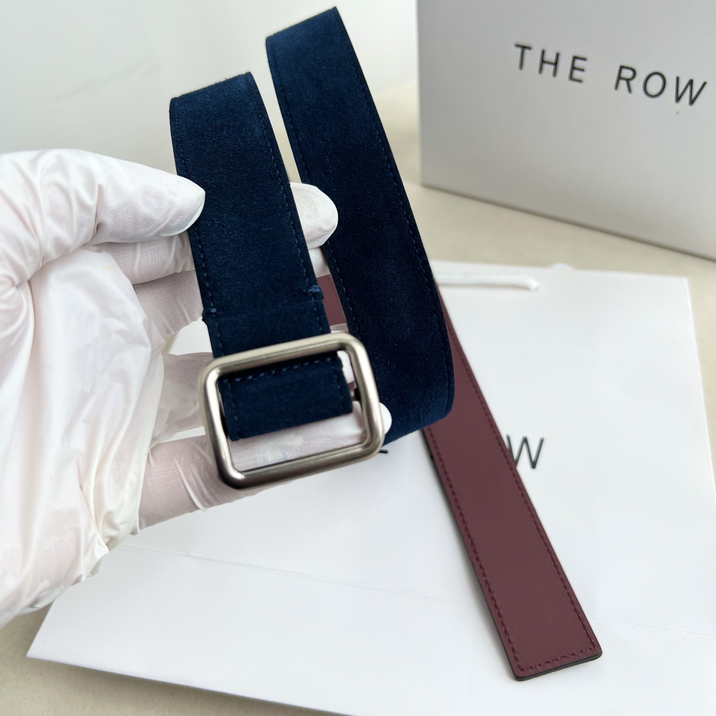 THE ROW。反绒真皮腰带！穿搭配饰必备！简约不简单，慵懒大气！不管日常穿搭，还是工作配套，都很适合！3cm