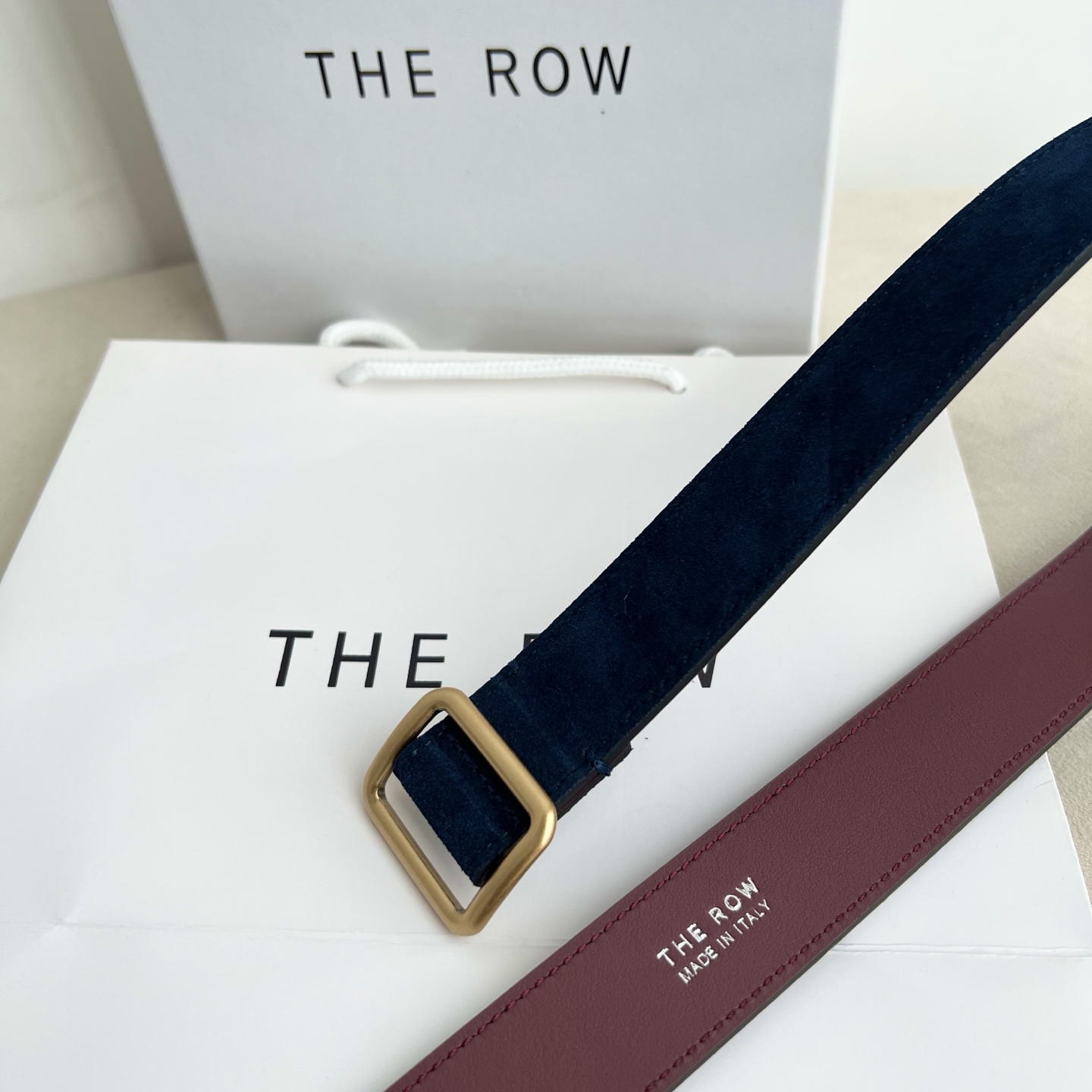 THE ROW。反绒真皮腰带！穿搭配饰必备！简约不简单，慵懒大气！不管日常穿搭，还是工作配套，都很适合！3cm