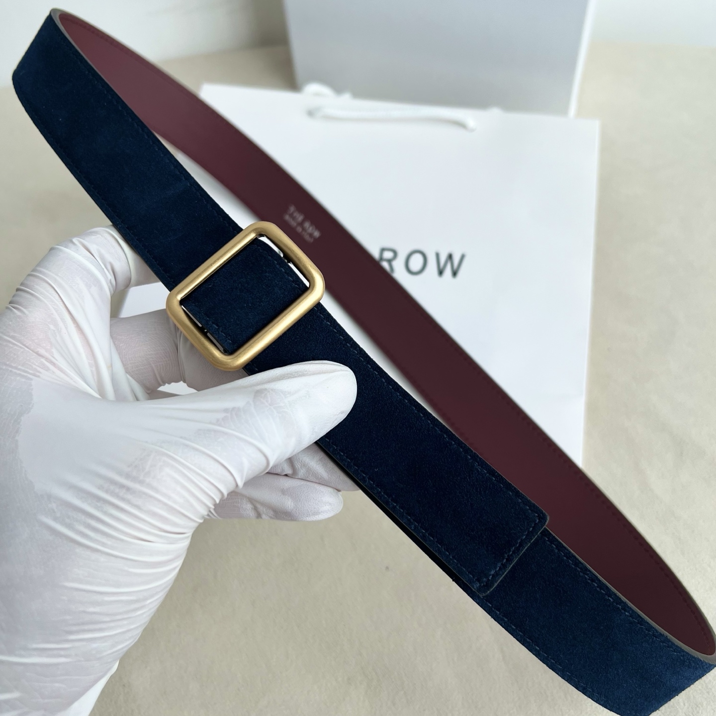 THE ROW。反绒真皮腰带!穿搭配饰必备!简约不简单,慵懒大气!不管日常穿搭,还是工作配套,都很适合!3cm THE ROW。反绒真皮腰带!穿搭配饰必备!简约不简单,慵懒大气!不管日常穿搭,还是工作配套,都很适合!3cm
