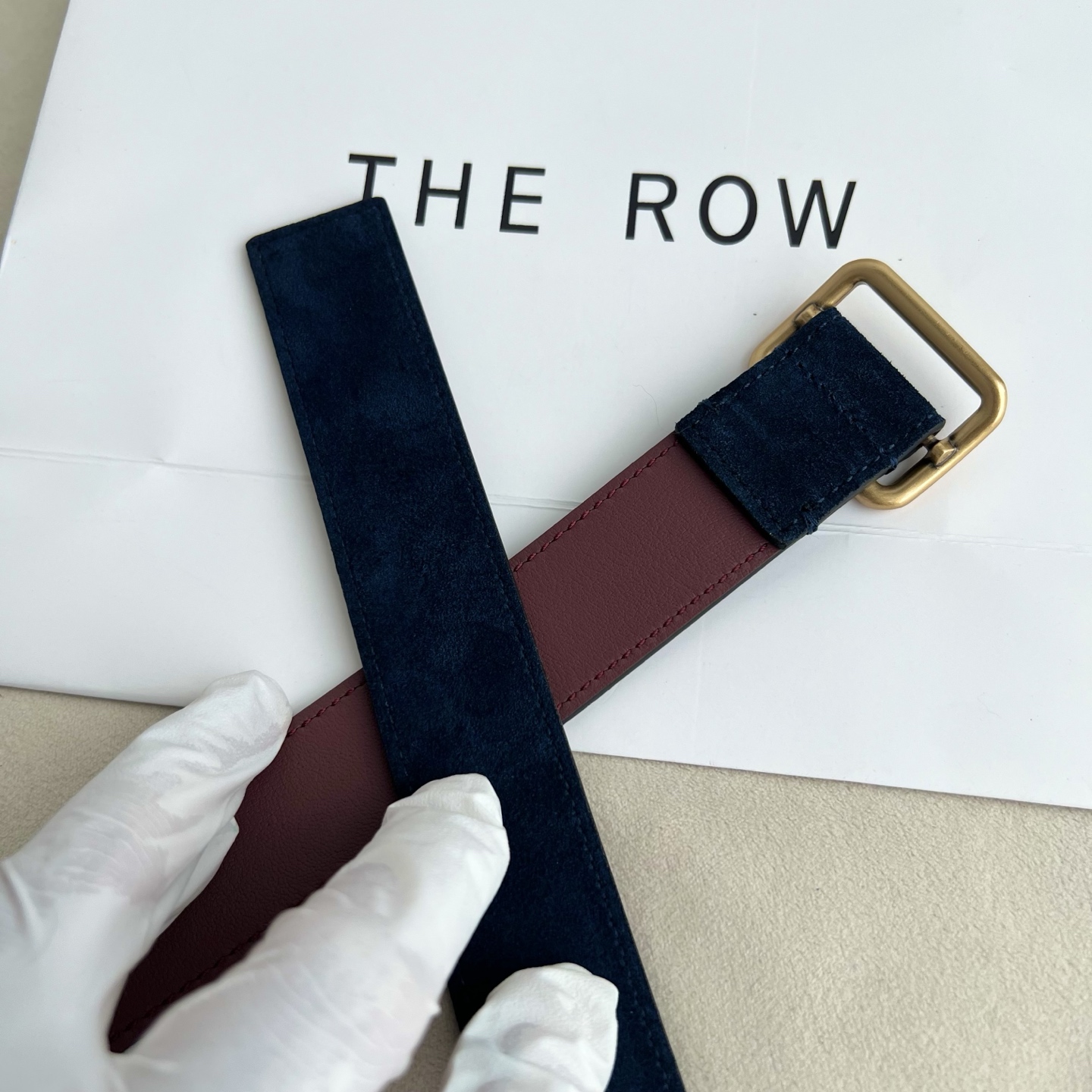 THE ROW。反绒真皮腰带！穿搭配饰必备！简约不简单，慵懒大气！不管日常穿搭，还是工作配套，都很适合！3cm