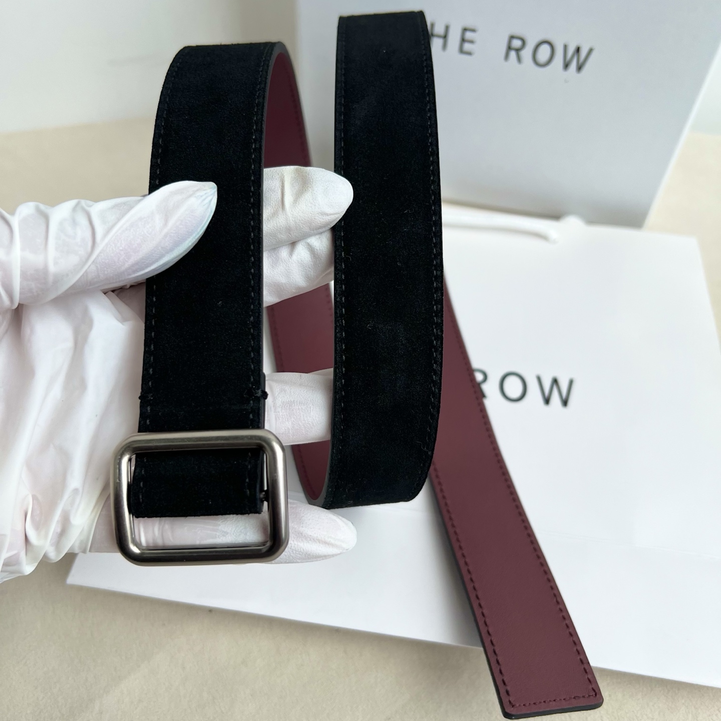 THE ROW。反绒真皮腰带！穿搭配饰必备！简约不简单，慵懒大气！不管日常穿搭，还是工作配套，都很适合！3cm