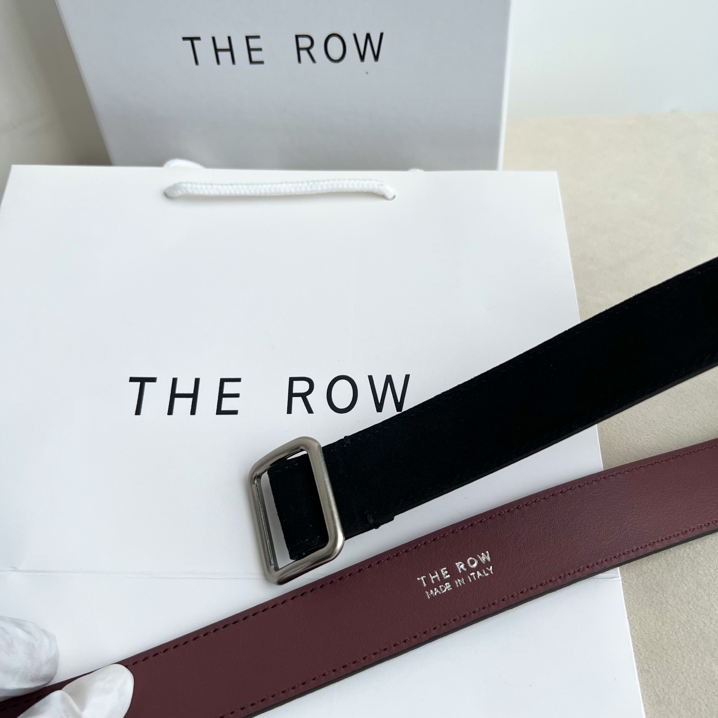 THE ROW。反绒真皮腰带！穿搭配饰必备！简约不简单，慵懒大气！不管日常穿搭，还是工作配套，都很适合！3cm