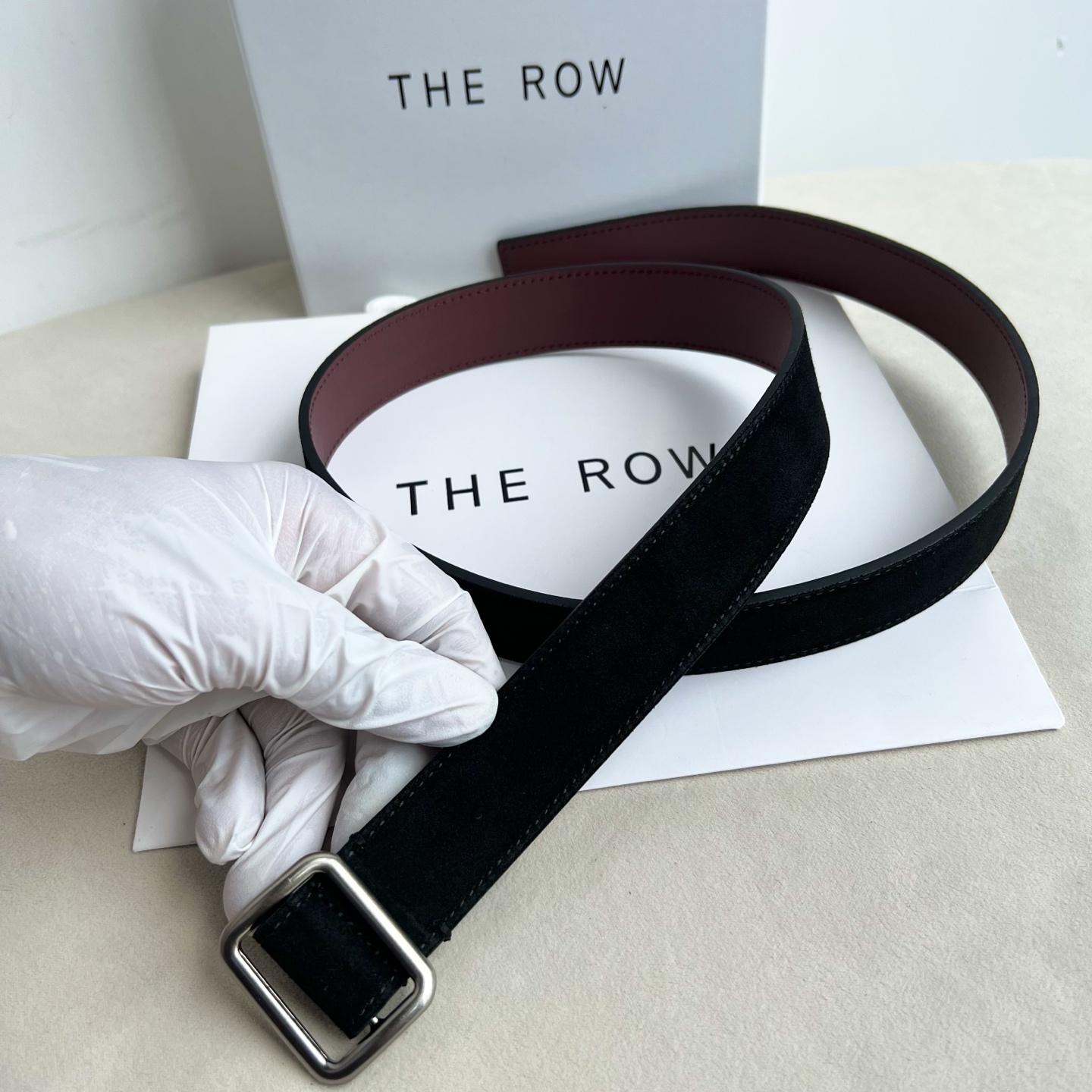 THE ROW。反绒真皮腰带！穿搭配饰必备！简约不简单，慵懒大气！不管日常穿搭，还是工作配套，都很适合！3cm