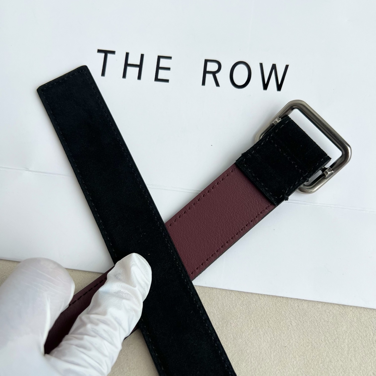 THE ROW。反绒真皮腰带！穿搭配饰必备！简约不简单，慵懒大气！不管日常穿搭，还是工作配套，都很适合！3cm