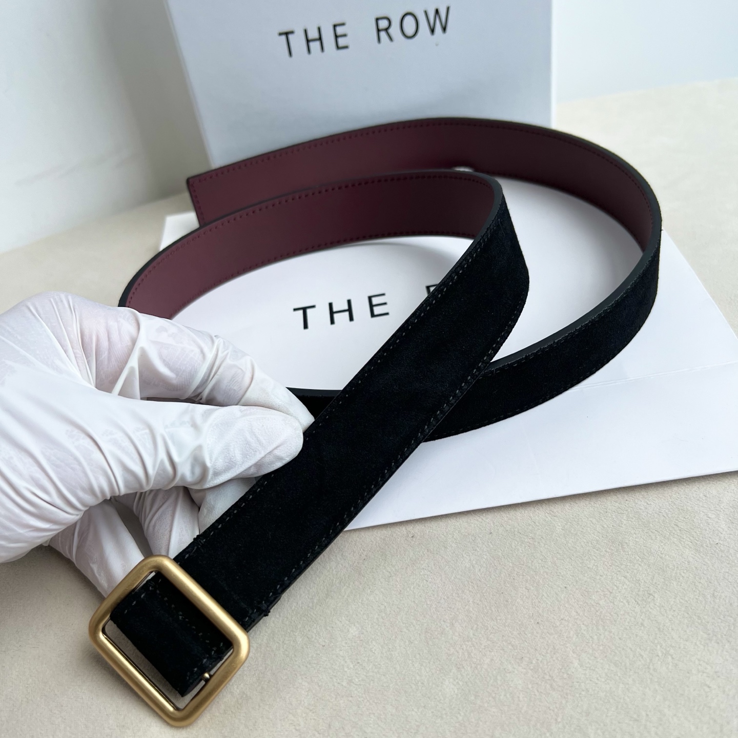 THE ROW。反绒真皮腰带！穿搭配饰必备！简约不简单，慵懒大气！不管日常穿搭，还是工作配套，都很适合！3cm