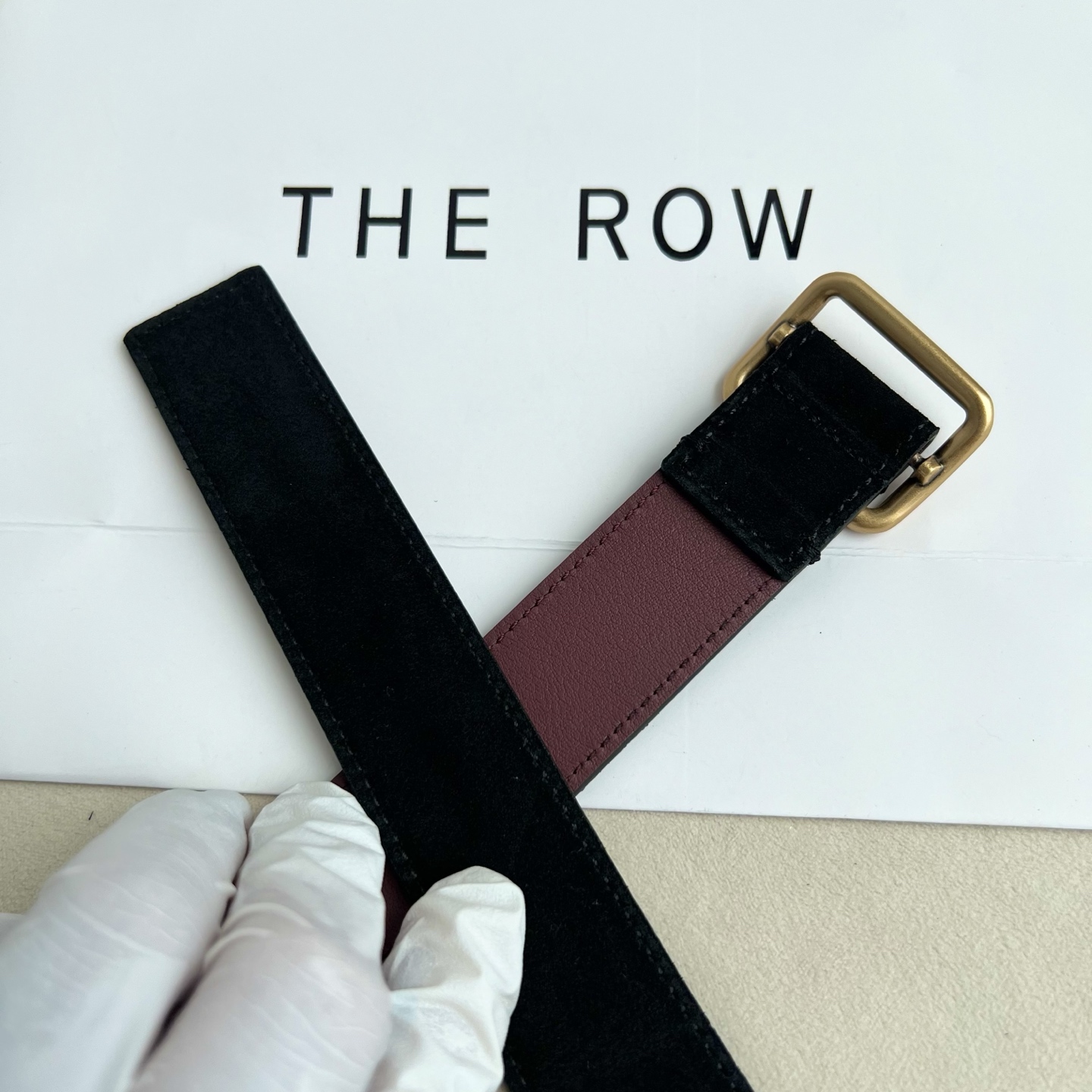 THE ROW。反绒真皮腰带！穿搭配饰必备！简约不简单，慵懒大气！不管日常穿搭，还是工作配套，都很适合！3cm