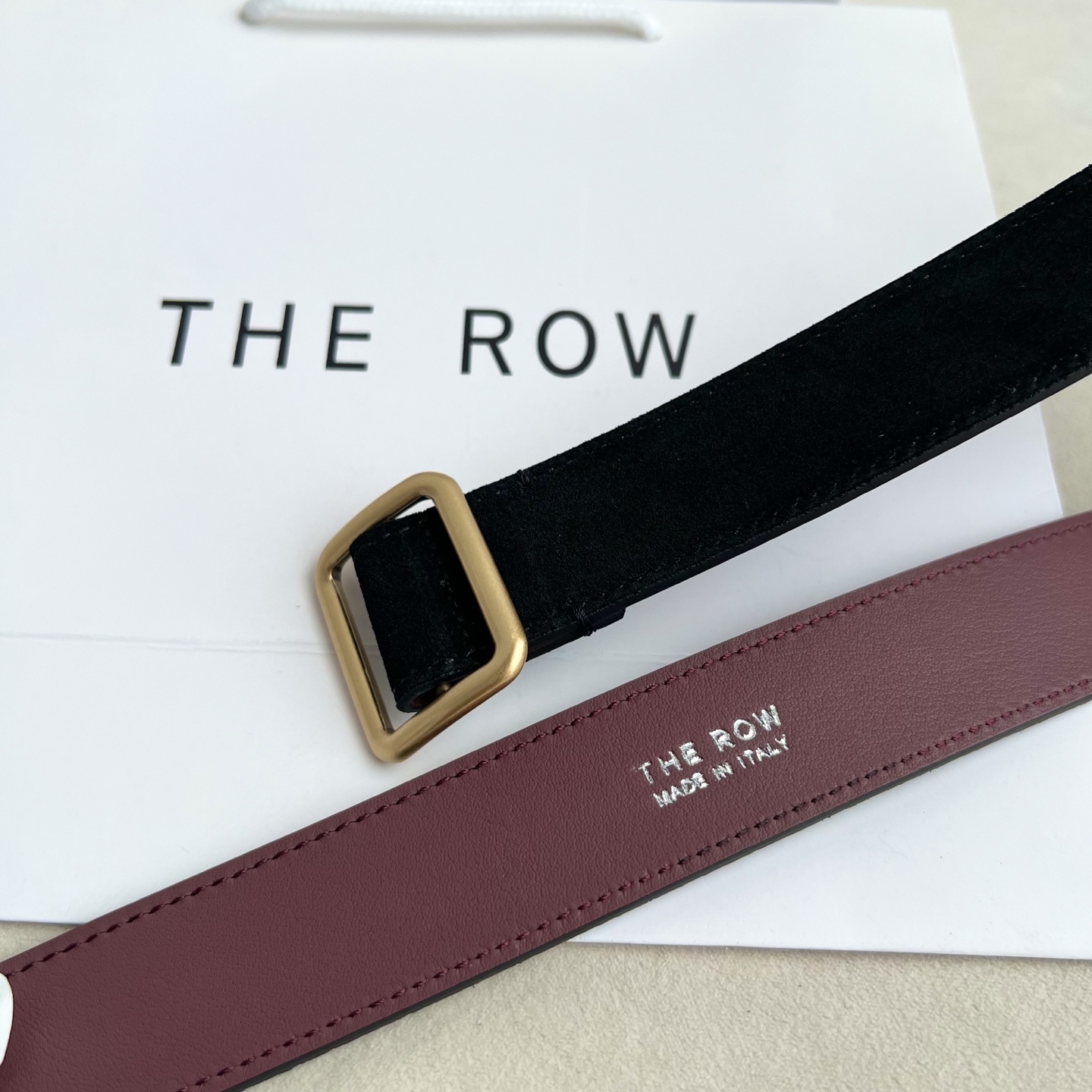 THE ROW。反绒真皮腰带！穿搭配饰必备！简约不简单，慵懒大气！不管日常穿搭，还是工作配套，都很适合！3cm