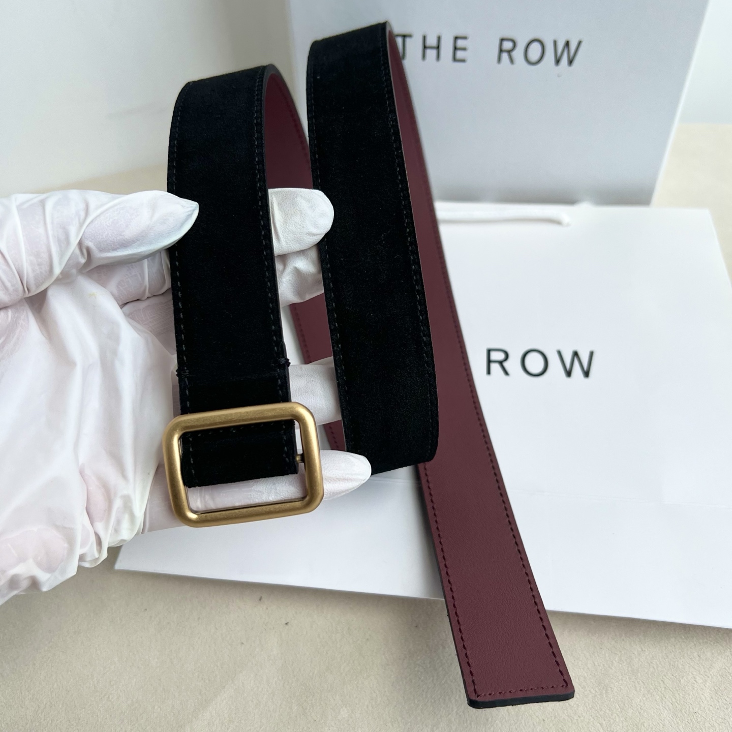 THE ROW。反绒真皮腰带！穿搭配饰必备！简约不简单，慵懒大气！不管日常穿搭，还是工作配套，都很适合！3cm