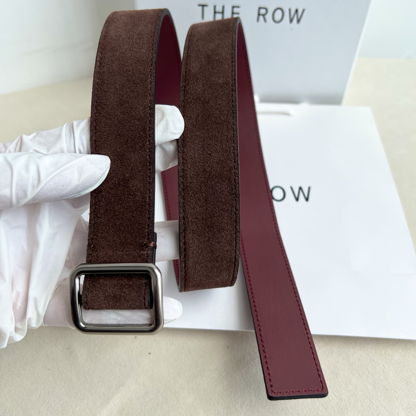 THE ROW。反绒真皮腰带！穿搭配饰必备！简约不简单，慵懒大气！不管日常穿搭，还是工作配套，都很适合！3cm