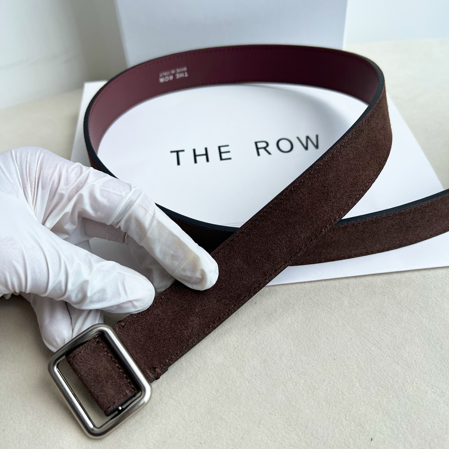 THE ROW。反绒真皮腰带！穿搭配饰必备！简约不简单，慵懒大气！不管日常穿搭，还是工作配套，都很适合！3cm