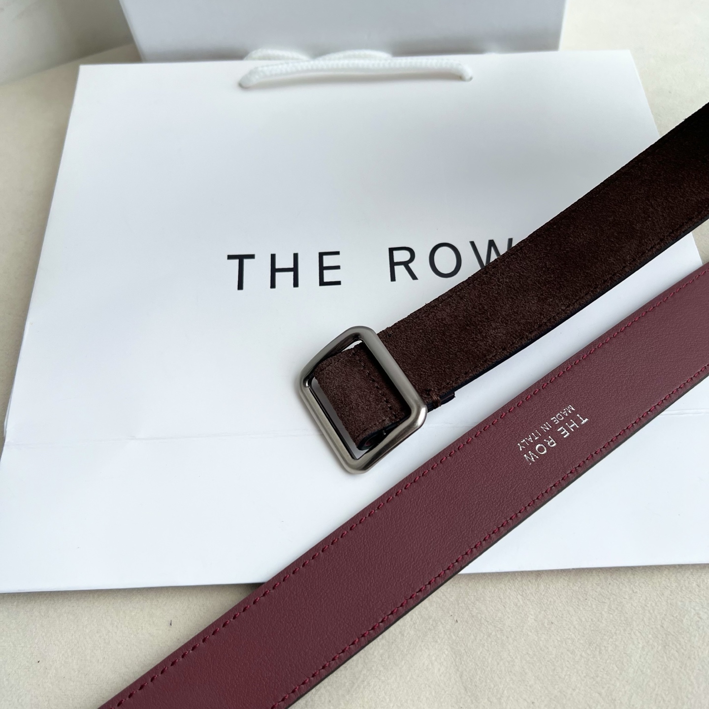 THE ROW。反绒真皮腰带！穿搭配饰必备！简约不简单，慵懒大气！不管日常穿搭，还是工作配套，都很适合！3cm