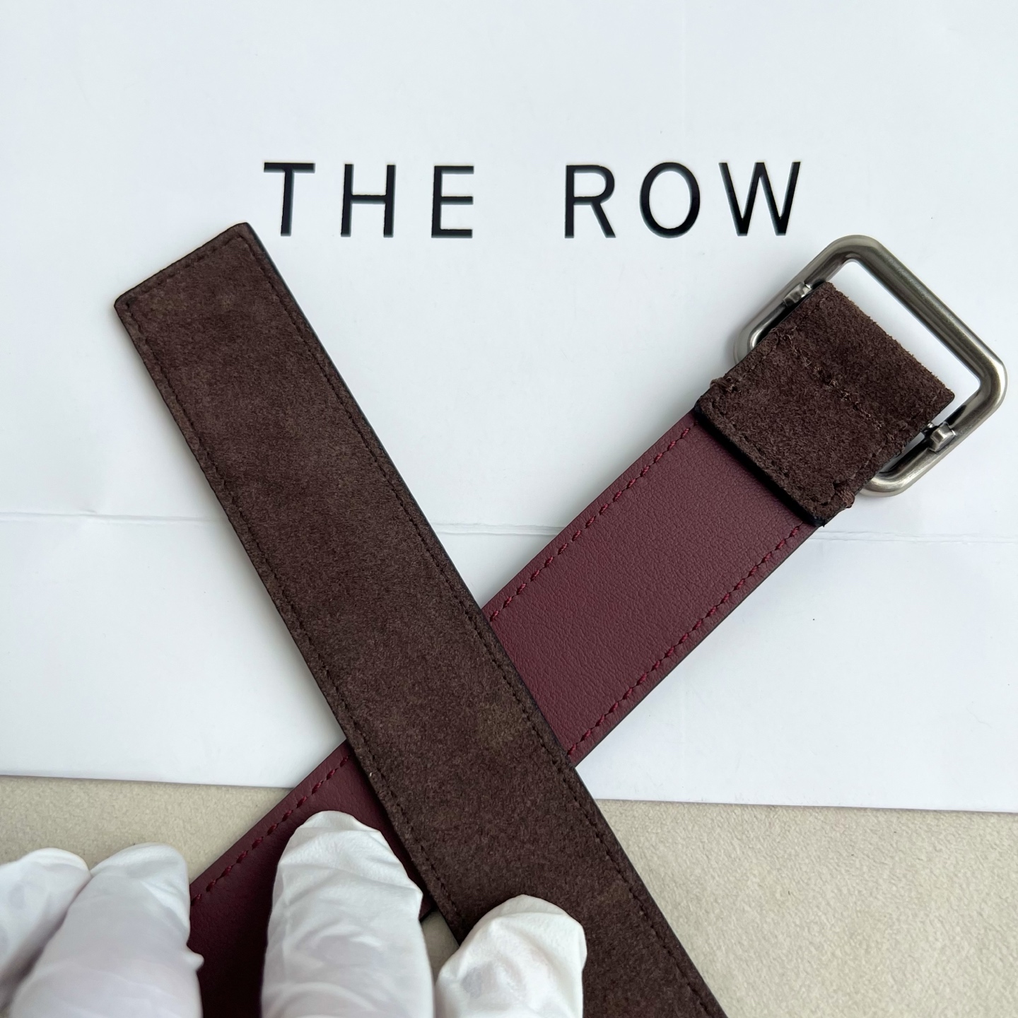 THE ROW。反绒真皮腰带！穿搭配饰必备！简约不简单，慵懒大气！不管日常穿搭，还是工作配套，都很适合！3cm