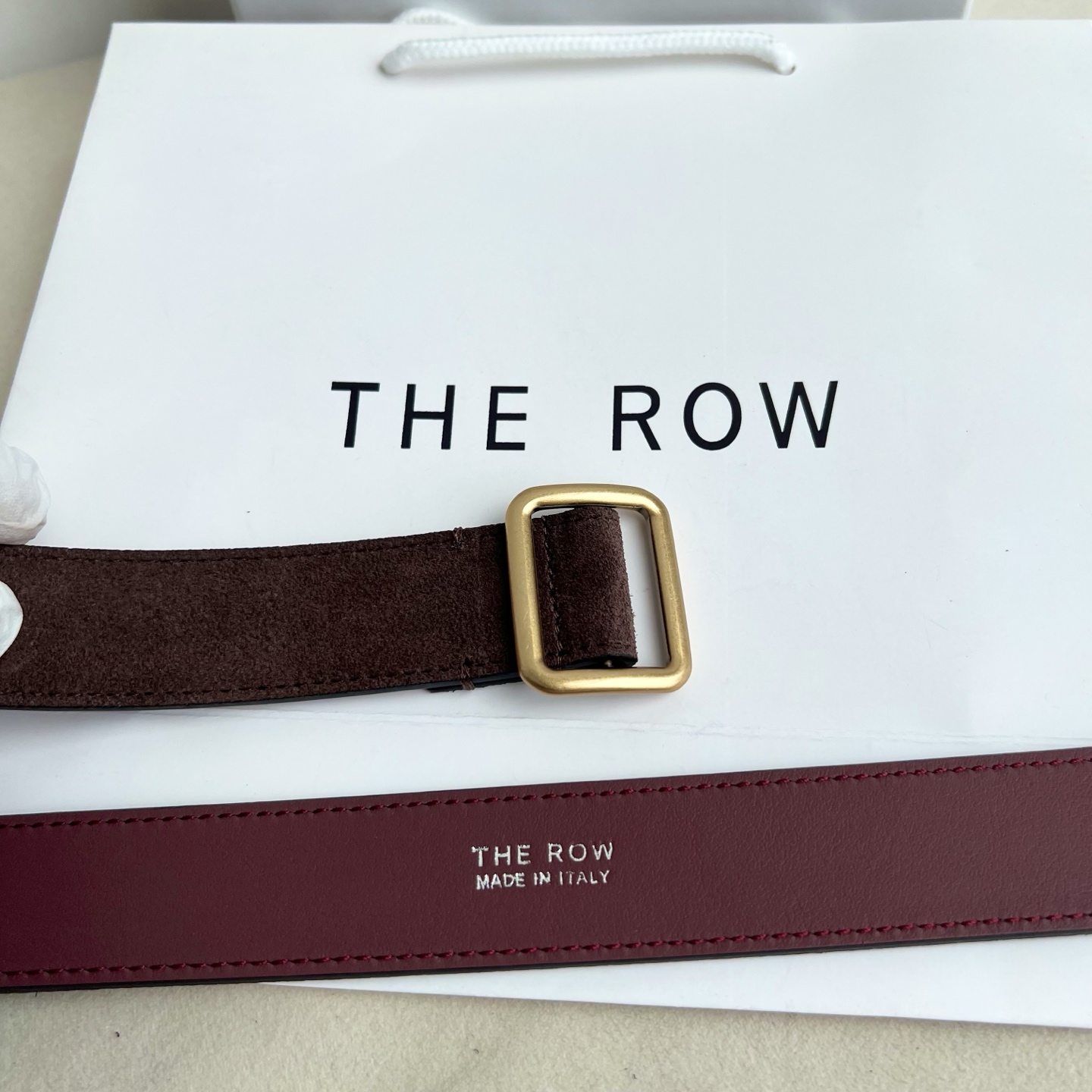 THE ROW。反绒真皮腰带！穿搭配饰必备！简约不简单，慵懒大气！不管日常穿搭，还是工作配套，都很适合！3cm