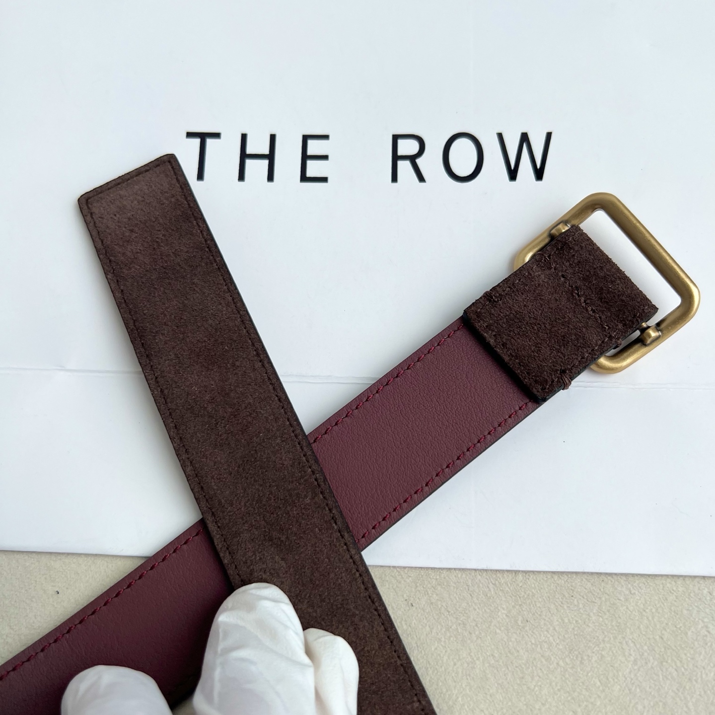 THE ROW。反绒真皮腰带！穿搭配饰必备！简约不简单，慵懒大气！不管日常穿搭，还是工作配套，都很适合！3cm