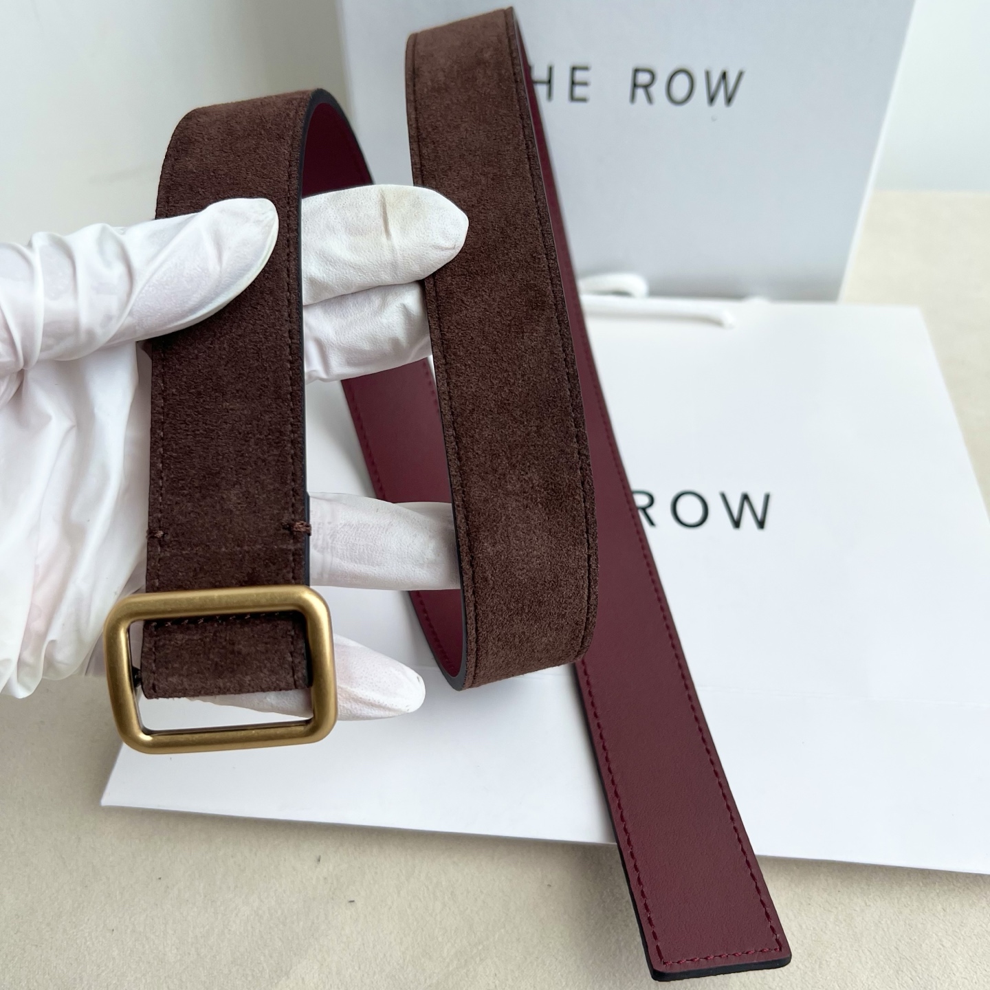 THE ROW。反绒真皮腰带！穿搭配饰必备！简约不简单，慵懒大气！不管日常穿搭，还是工作配套，都很适合！3cm