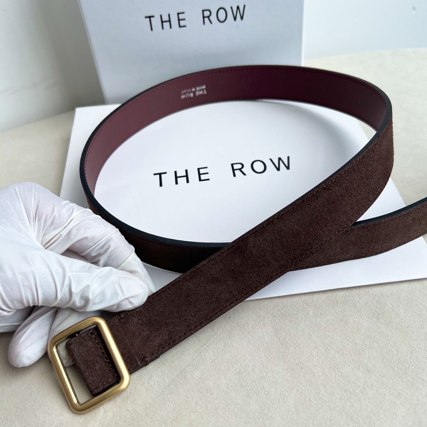 THE ROW。反绒真皮腰带！穿搭配饰必备！简约不简单，慵懒大气！不管日常穿搭，还是工作配套，都很适合！3cm