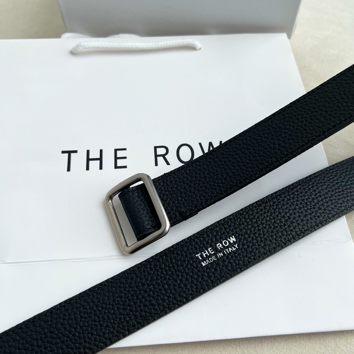 THE ROW。双面togo纹真皮腰带！穿搭配饰必备！简约不简单，慵懒大气！不管日常穿搭，还是工作配套，都很适合！3cm