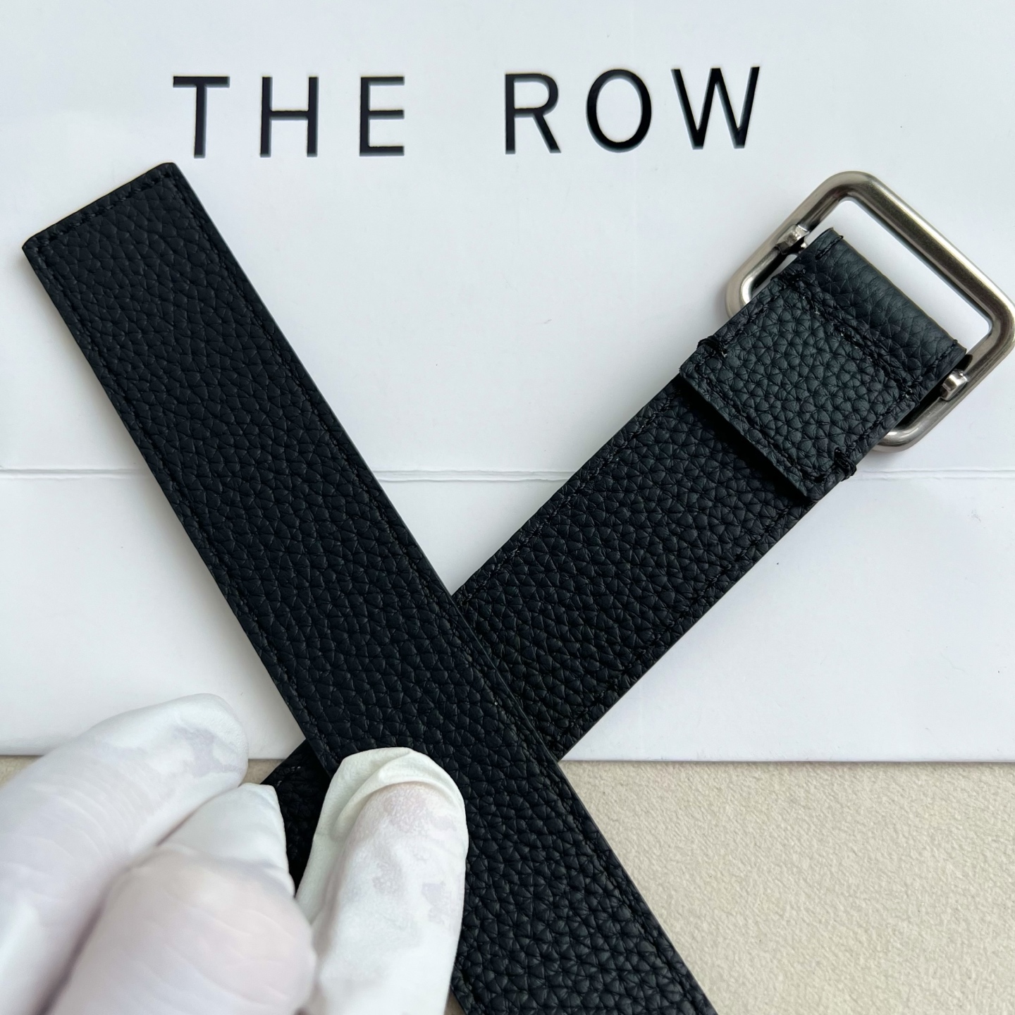 THE ROW。双面togo纹真皮腰带！穿搭配饰必备！简约不简单，慵懒大气！不管日常穿搭，还是工作配套，都很适合！3cm
