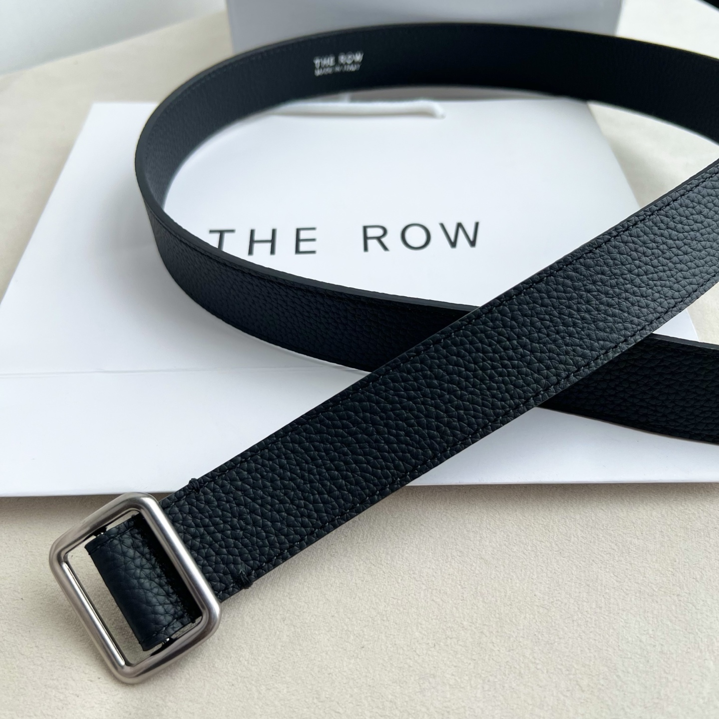 THE ROW。双面togo纹真皮腰带！穿搭配饰必备！简约不简单，慵懒大气！不管日常穿搭，还是工作配套，都很适合！3cm