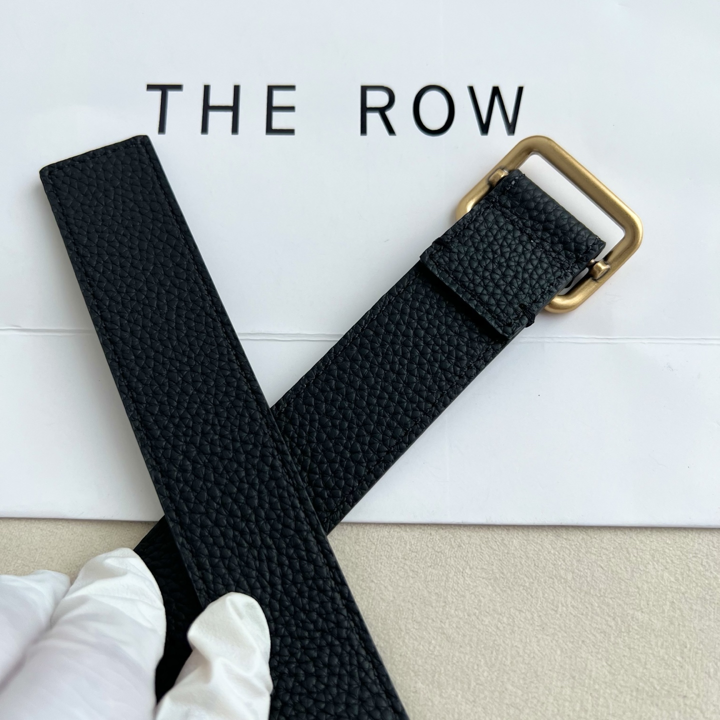 THE ROW。双面togo纹真皮腰带！穿搭配饰必备！简约不简单，慵懒大气！不管日常穿搭，还是工作配套，都很适合！3cm