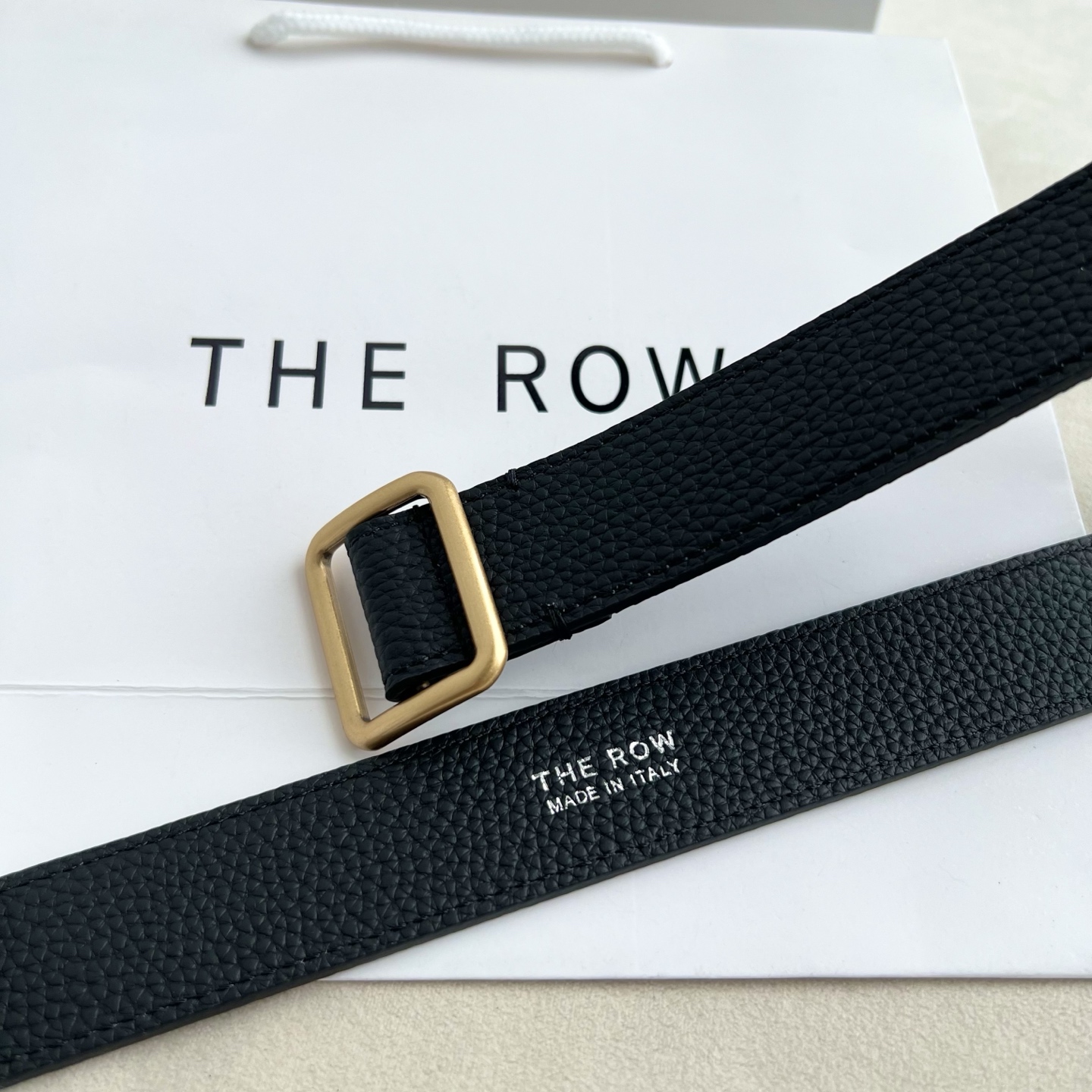 THE ROW。双面togo纹真皮腰带！穿搭配饰必备！简约不简单，慵懒大气！不管日常穿搭，还是工作配套，都很适合！3cm