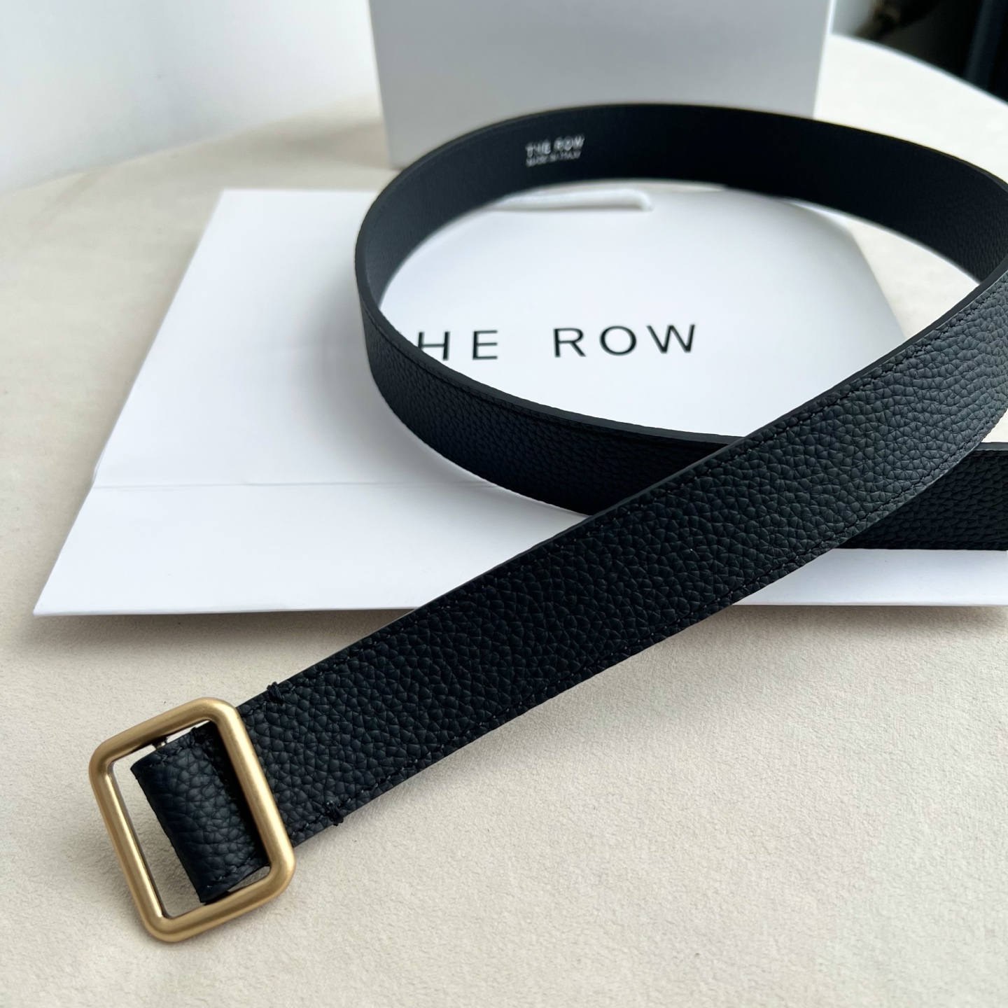 THE ROW。双面togo纹真皮腰带！穿搭配饰必备！简约不简单，慵懒大气！不管日常穿搭，还是工作配套，都很适合！3cm