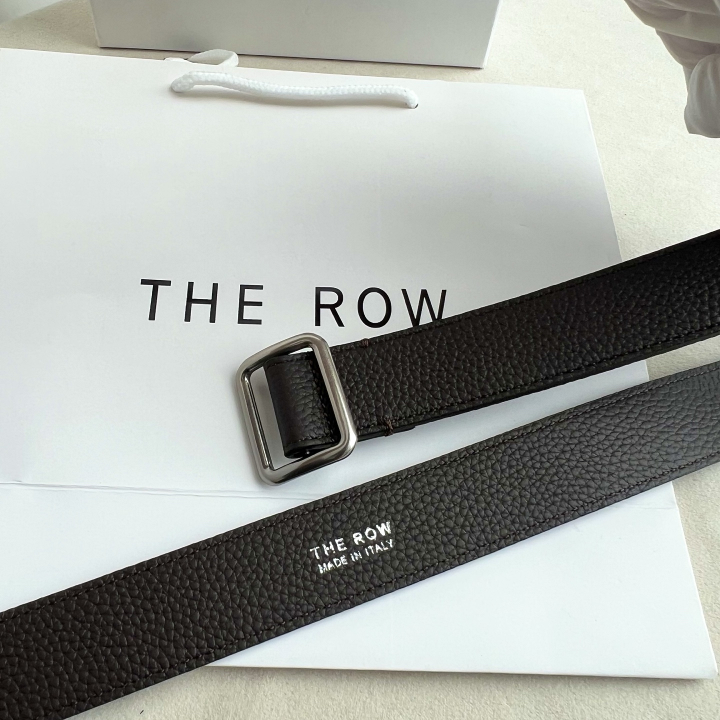 THE ROW。双面togo纹真皮腰带！穿搭配饰必备！简约不简单，慵懒大气！不管日常穿搭，还是工作配套，都很适合！3cm