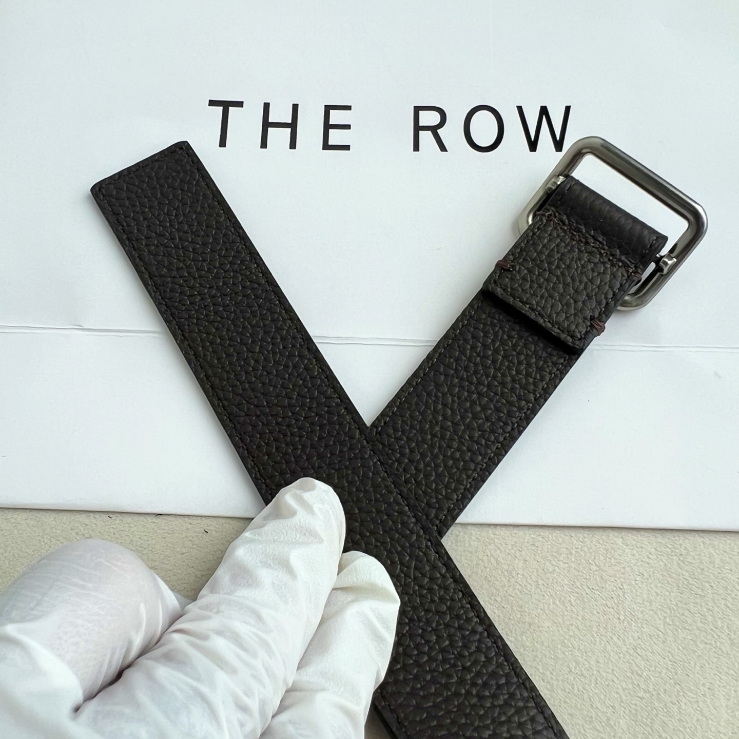 THE ROW。双面togo纹真皮腰带！穿搭配饰必备！简约不简单，慵懒大气！不管日常穿搭，还是工作配套，都很适合！3cm