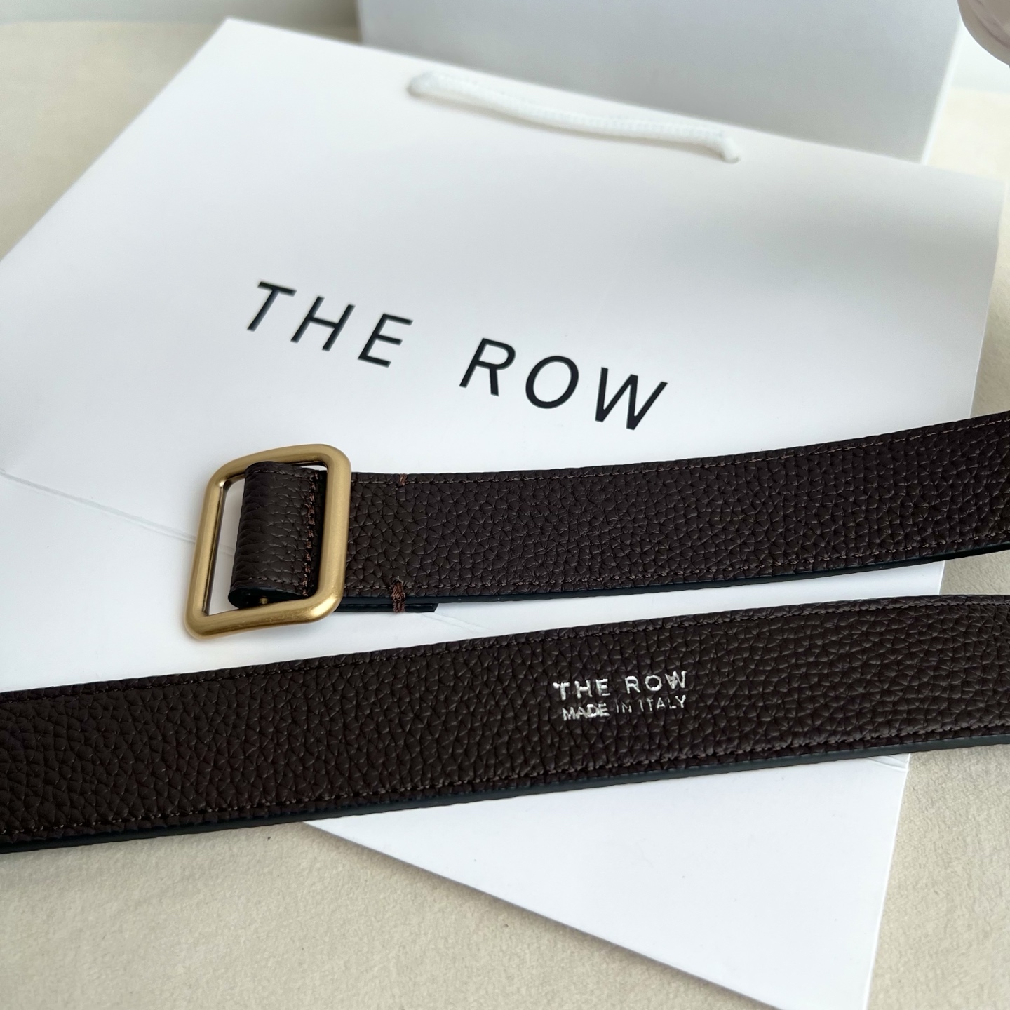 THE ROW。双面togo纹真皮腰带！穿搭配饰必备！简约不简单，慵懒大气！不管日常穿搭，还是工作配套，都很适合！3cm
