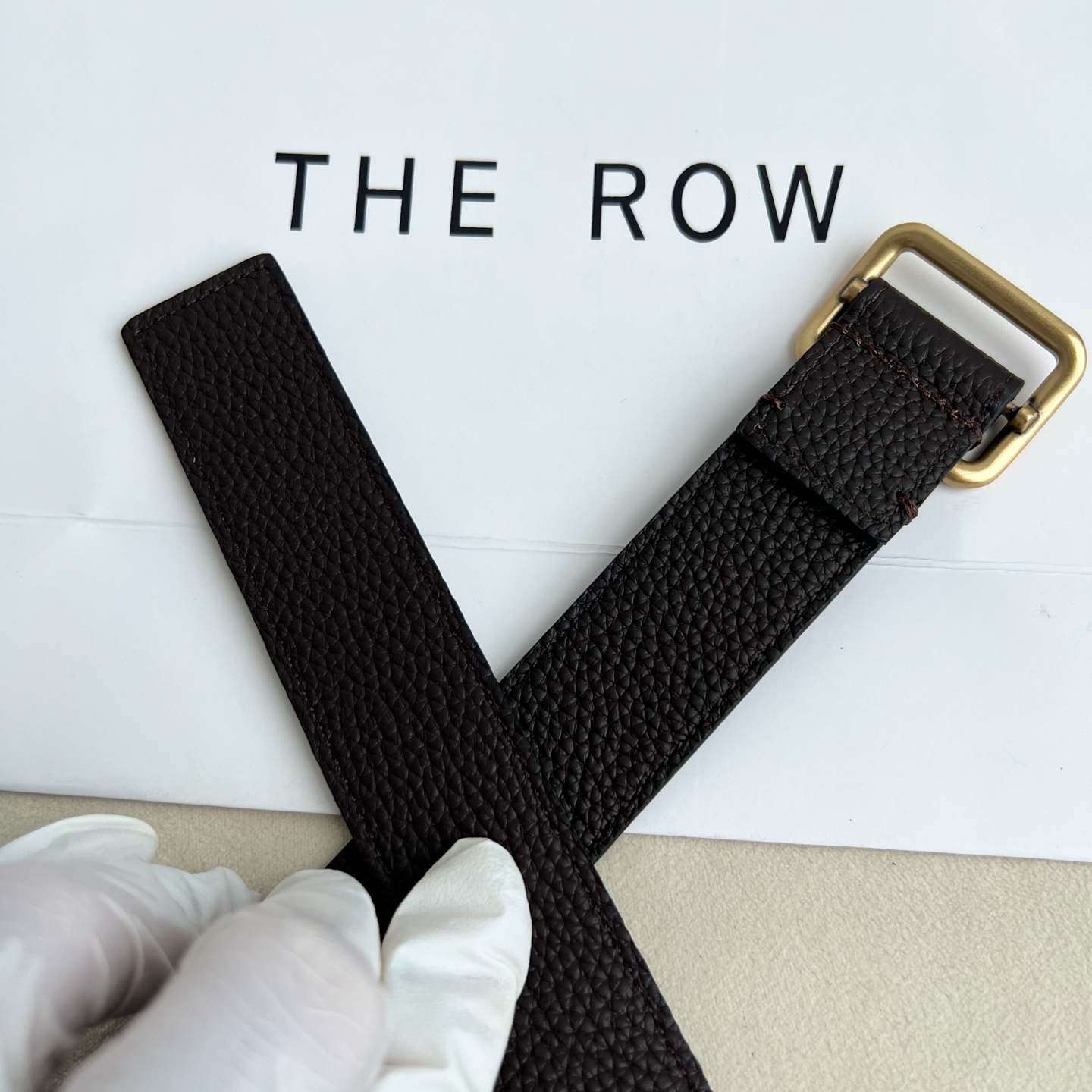 THE ROW。双面togo纹真皮腰带！穿搭配饰必备！简约不简单，慵懒大气！不管日常穿搭，还是工作配套，都很适合！3cm
