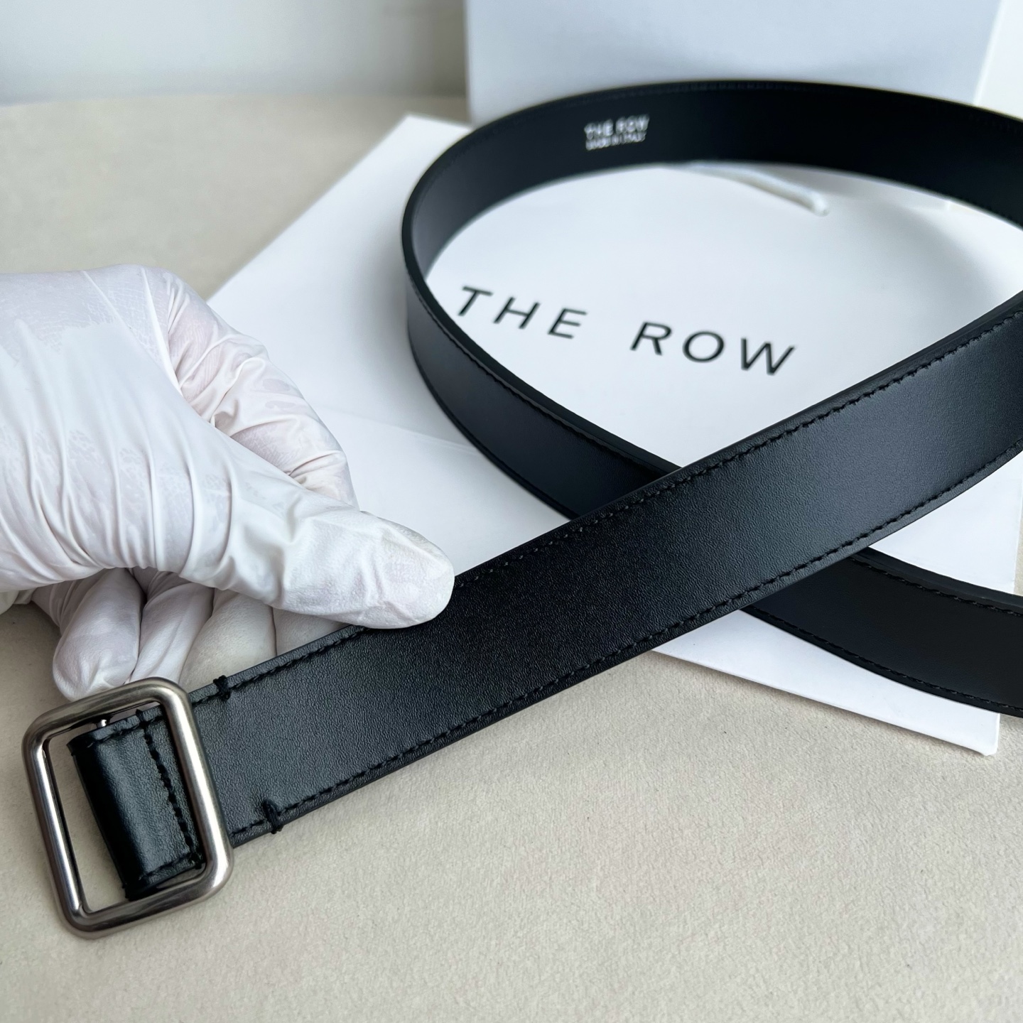 THE ROW。双面高光小牛纹真皮腰带！穿搭配饰必备！简约不简单，慵懒大气！不管日常穿搭，还是工作配套，都很适合！3cm