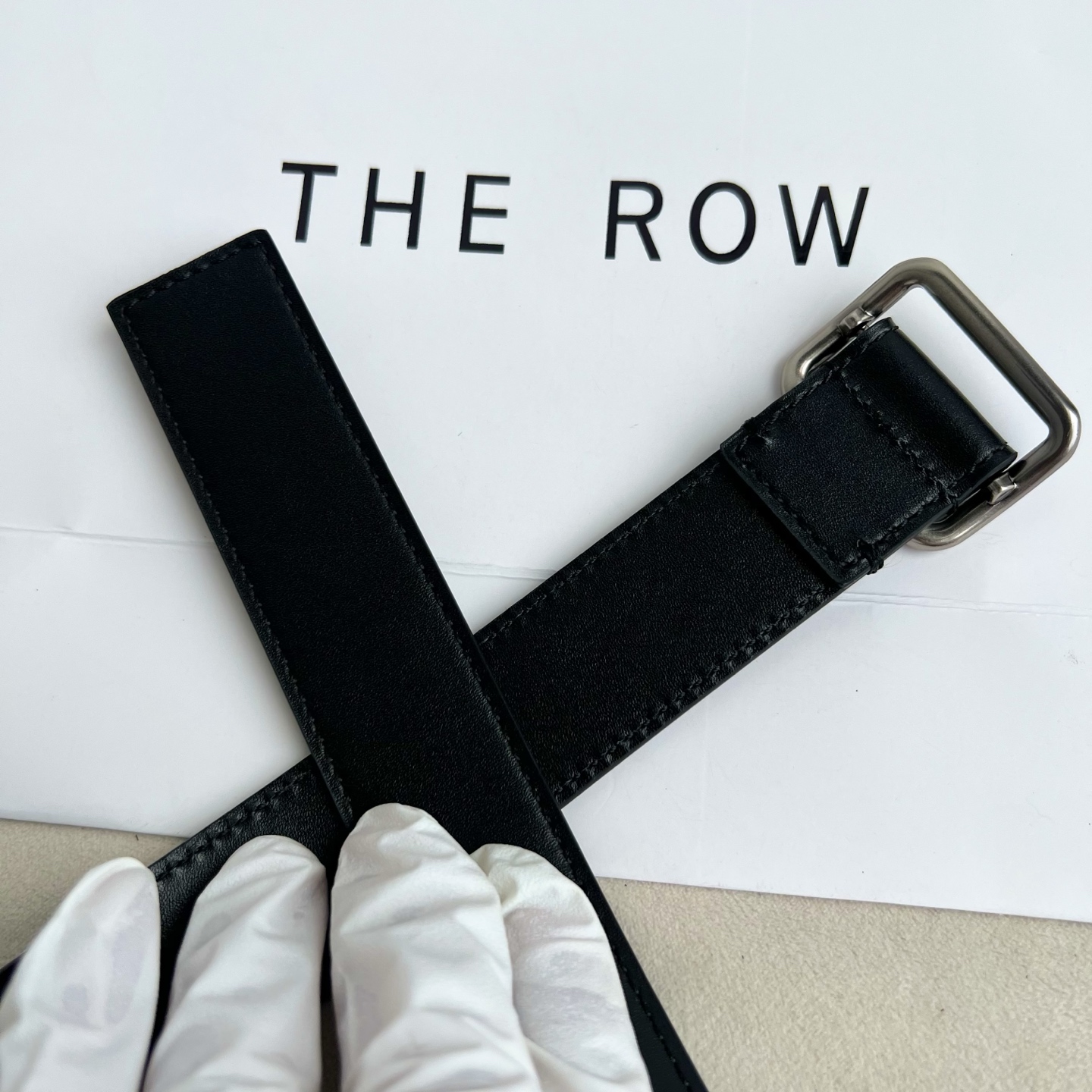 THE ROW。双面高光小牛纹真皮腰带！穿搭配饰必备！简约不简单，慵懒大气！不管日常穿搭，还是工作配套，都很适合！3cm