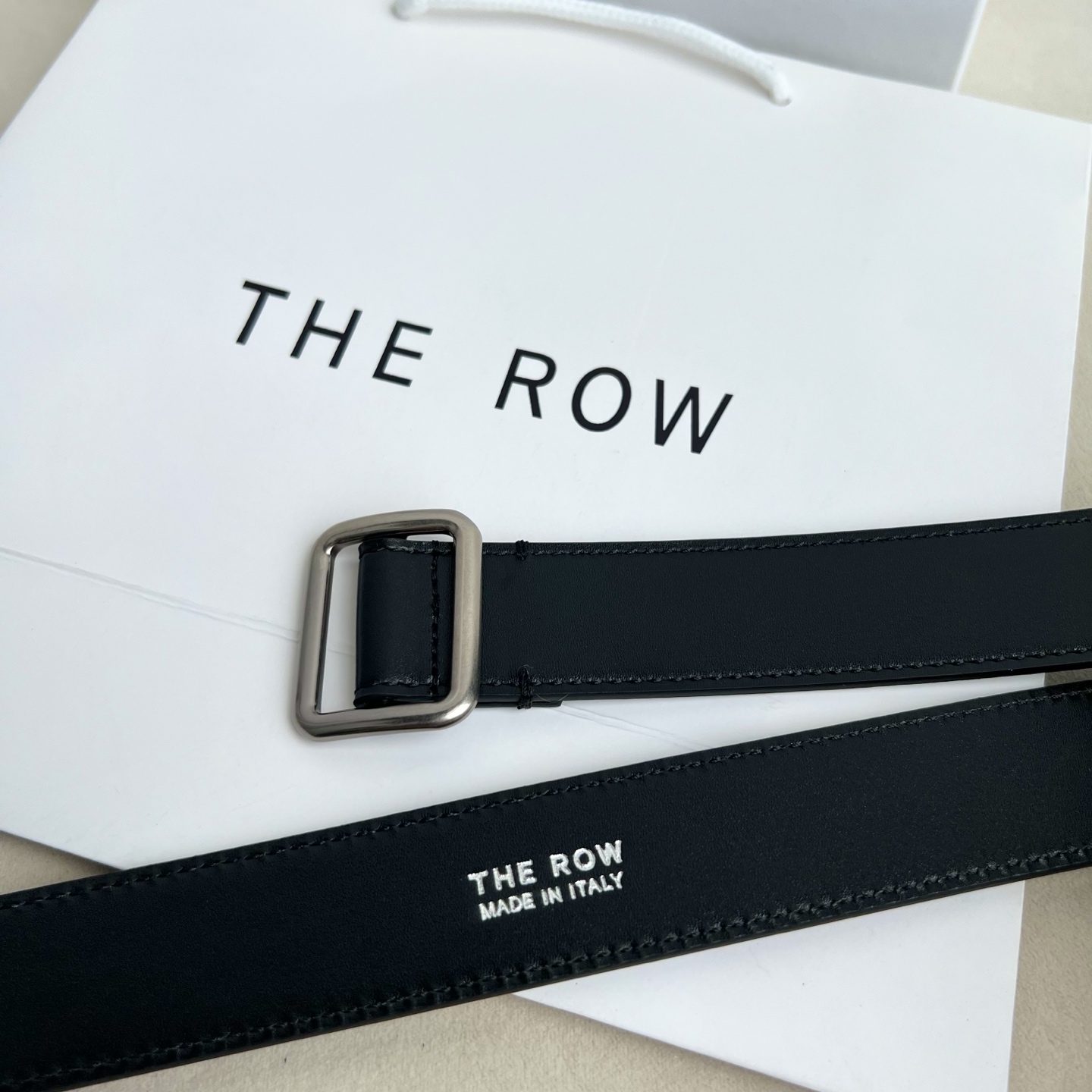 THE ROW。双面高光小牛纹真皮腰带！穿搭配饰必备！简约不简单，慵懒大气！不管日常穿搭，还是工作配套，都很适合！3cm