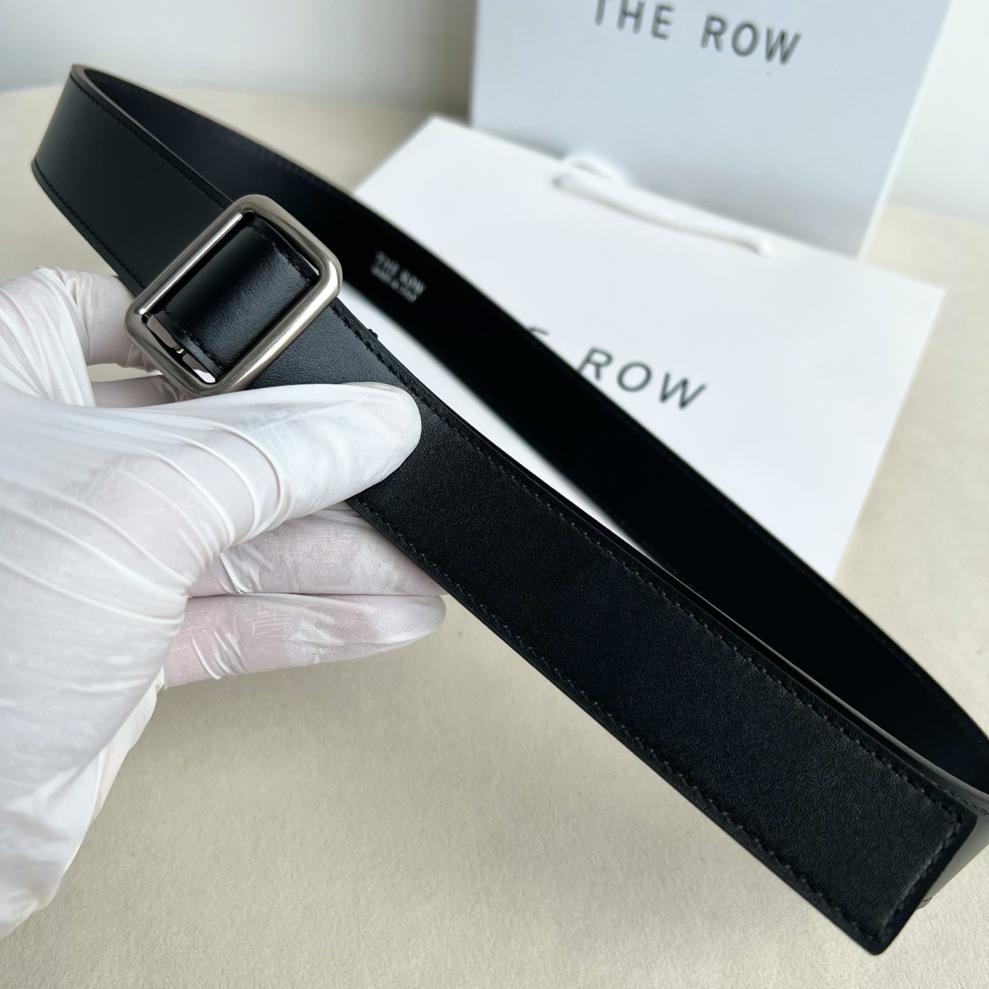 THE ROW。双面高光小牛纹真皮腰带!穿搭配饰必备!简约不简单,慵懒大气!不管日常穿搭,还是工作配套,都很适合!3cm THE ROW。双面高光小牛纹真皮腰带!穿搭配饰必备!简约不简单,慵懒大气!不管日常穿搭,还是工作配套,都很适合!3cm