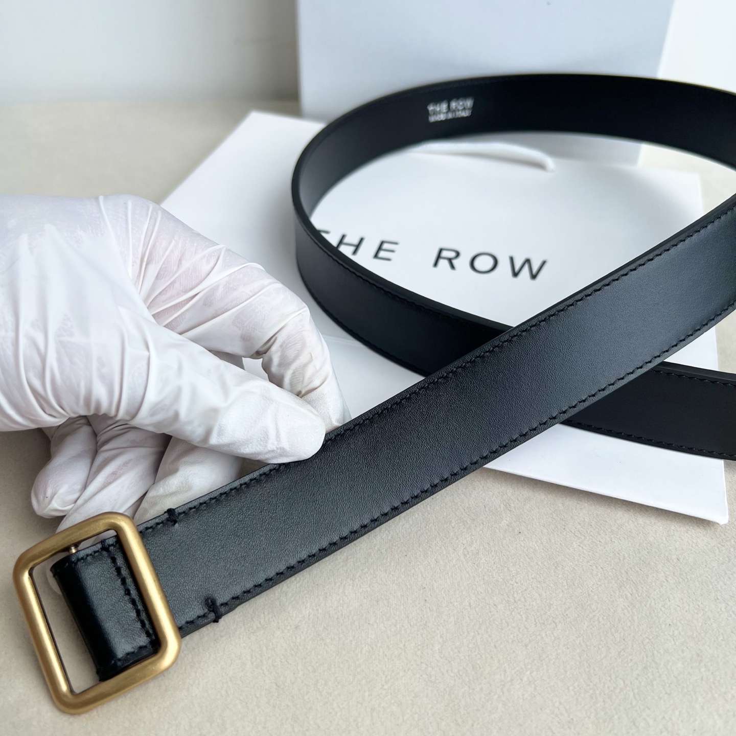THE ROW。双面高光小牛纹真皮腰带！穿搭配饰必备！简约不简单，慵懒大气！不管日常穿搭，还是工作配套，都很适合！3cm