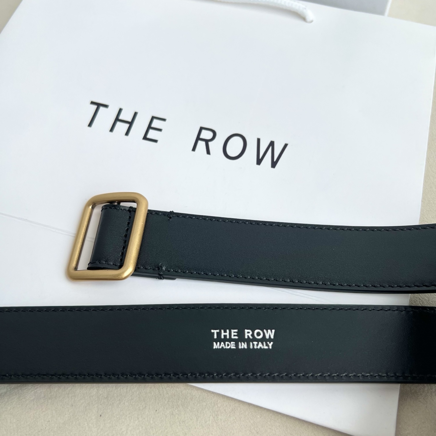 THE ROW。双面高光小牛纹真皮腰带！穿搭配饰必备！简约不简单，慵懒大气！不管日常穿搭，还是工作配套，都很适合！3cm
