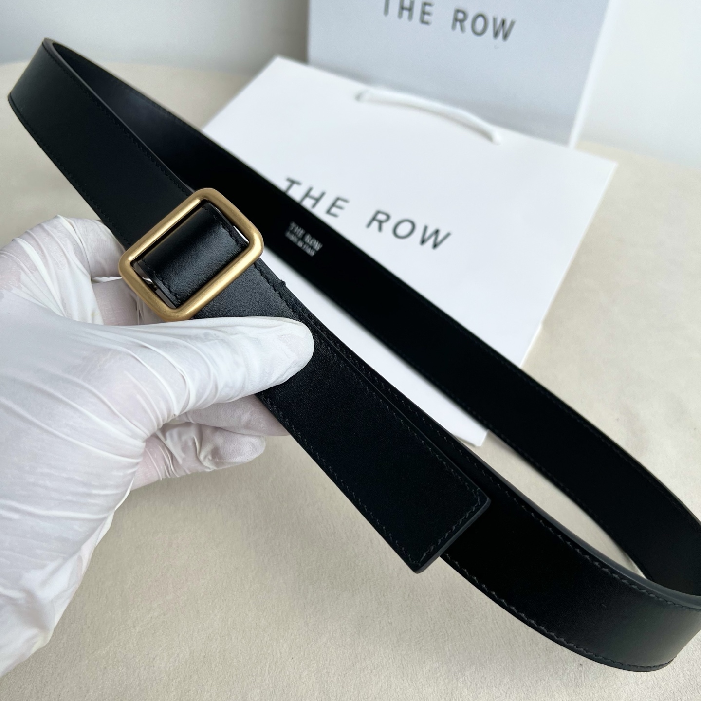 THE ROW。双面高光小牛纹真皮腰带!穿搭配饰必备!简约不简单,慵懒大气!不管日常穿搭,还是工作配套,都很适合!3cm THE ROW。双面高光小牛纹真皮腰带!穿搭配饰必备!简约不简单,慵懒大气!不管日常穿搭,还是工作配套,都很适合!3cm