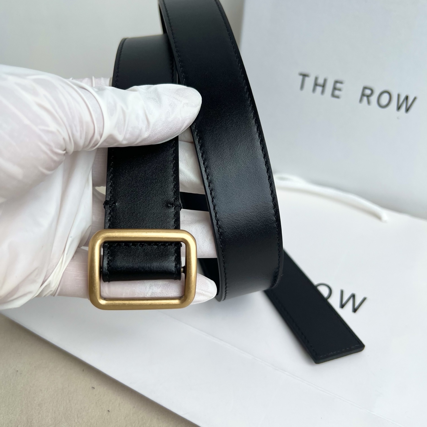 THE ROW。双面高光小牛纹真皮腰带！穿搭配饰必备！简约不简单，慵懒大气！不管日常穿搭，还是工作配套，都很适合！3cm