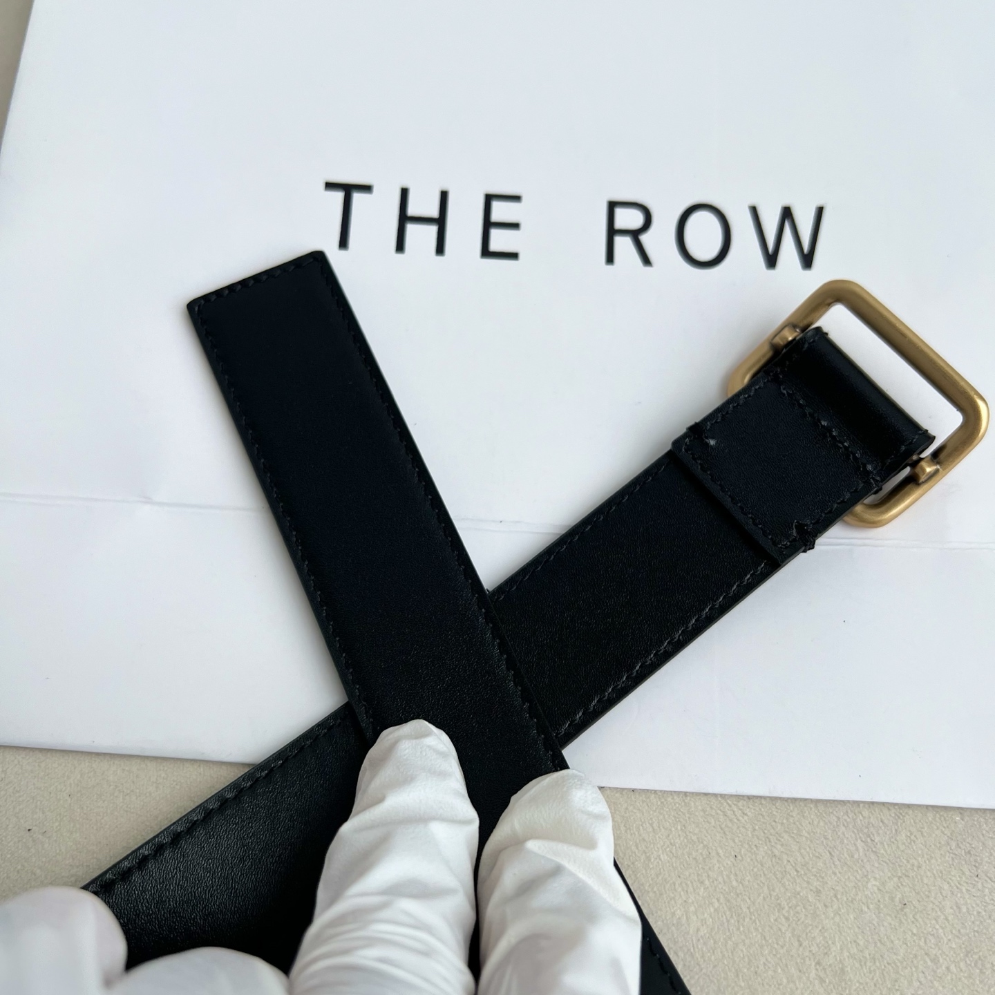 THE ROW。双面高光小牛纹真皮腰带！穿搭配饰必备！简约不简单，慵懒大气！不管日常穿搭，还是工作配套，都很适合！3cm